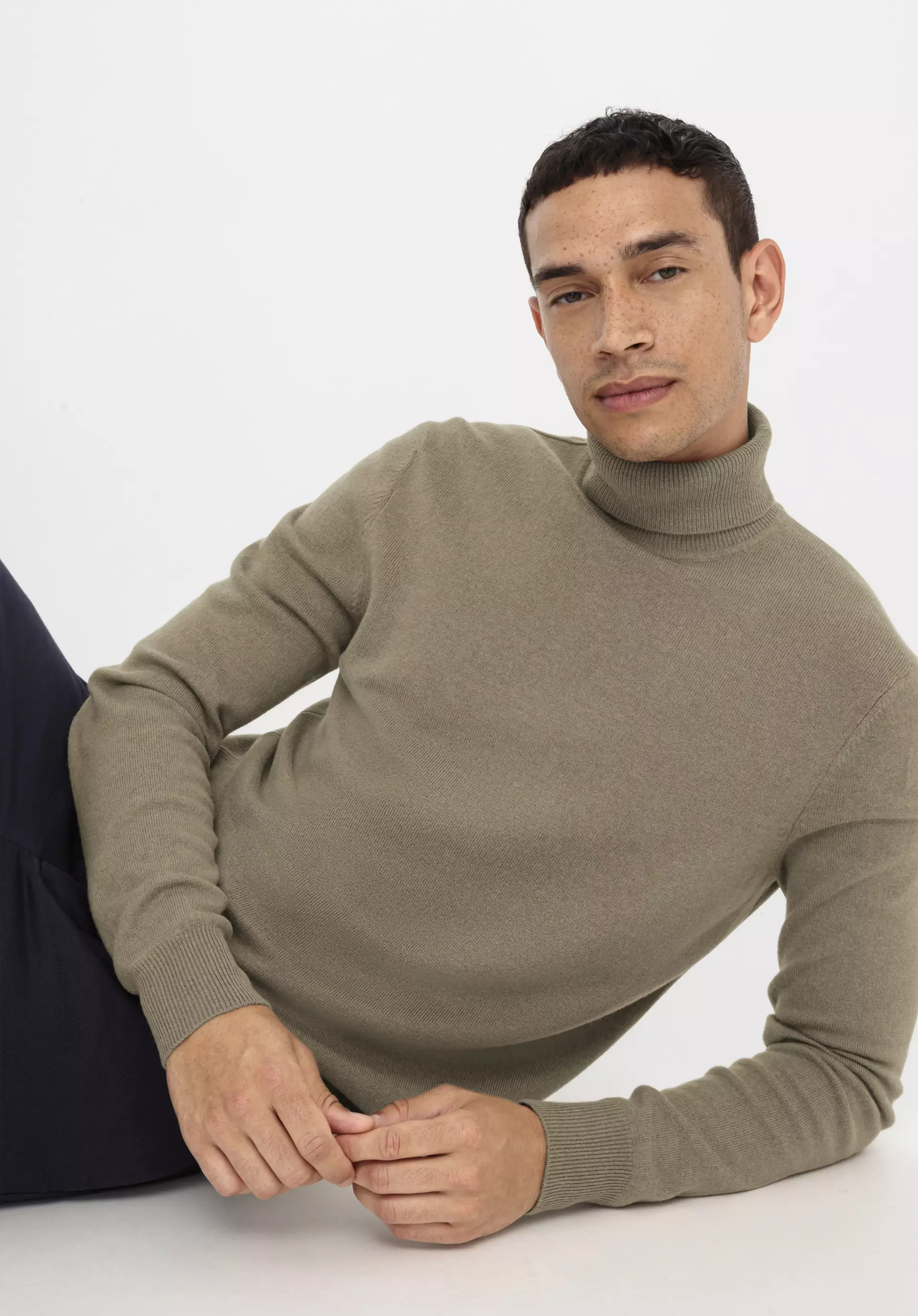 Regular turtleneck sweater made of virgin wool with cashmere - 0
