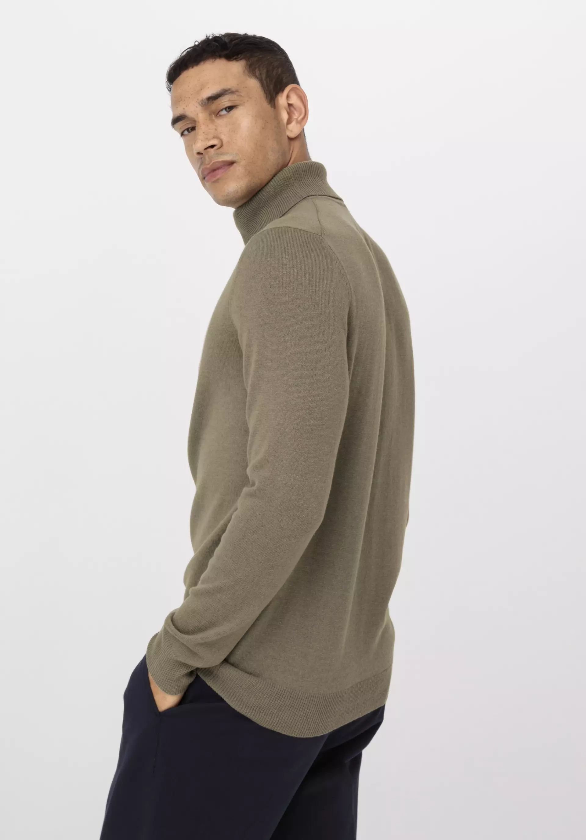 Regular turtleneck sweater made of virgin wool with cashmere - 1
