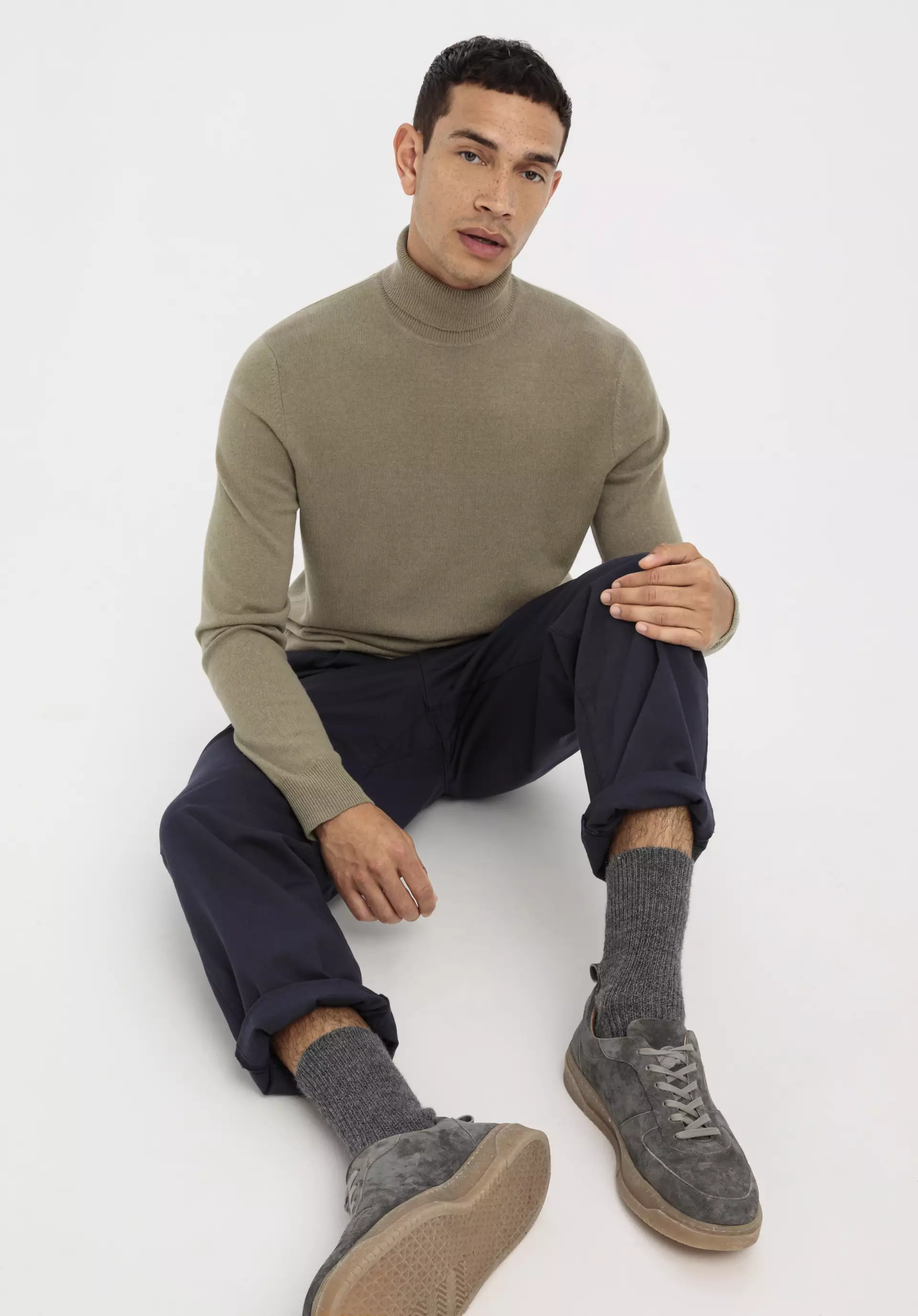 Regular turtleneck sweater made of virgin wool with cashmere - 2