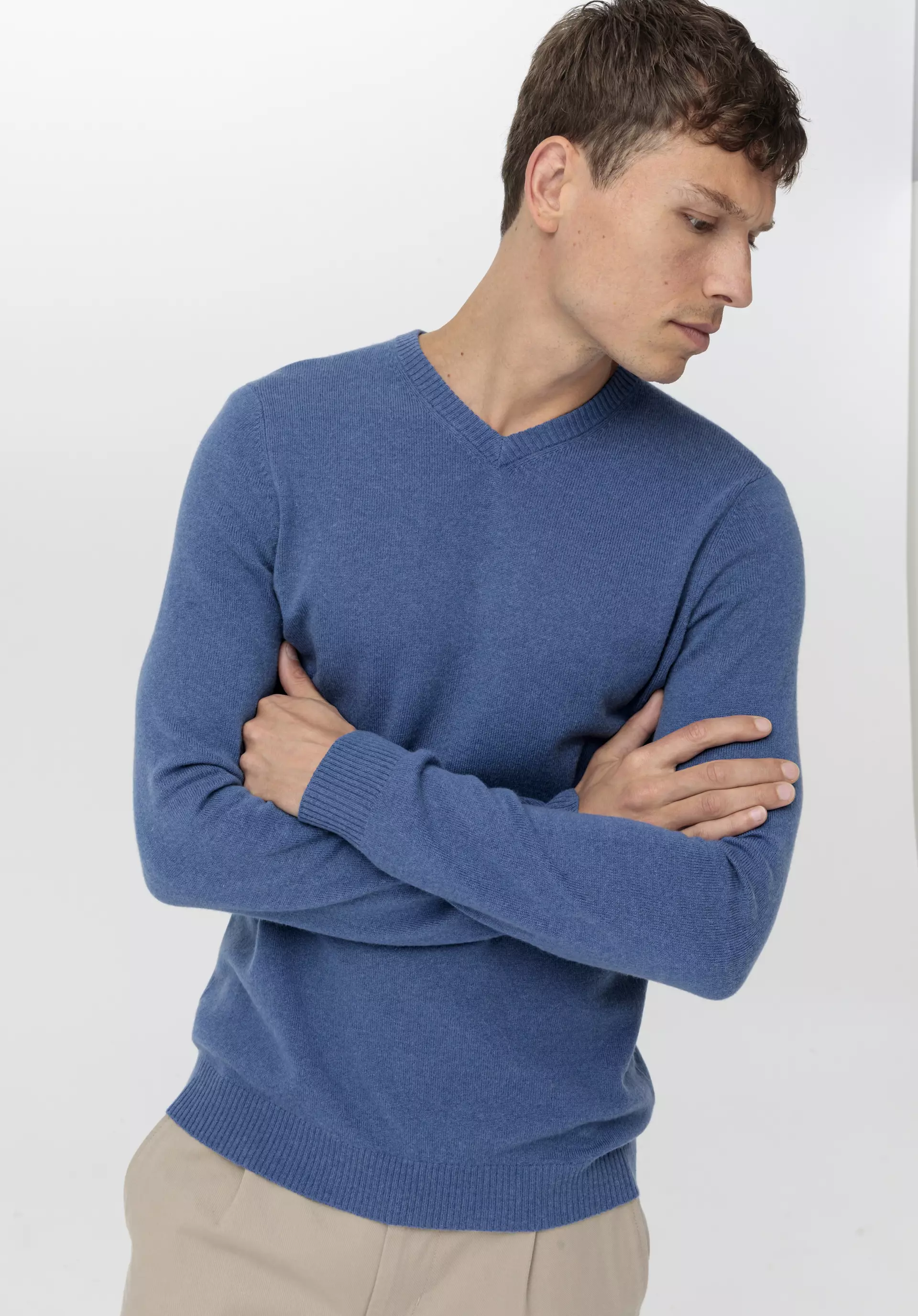 V-neck sweater made of virgin wool with cashmere - 0