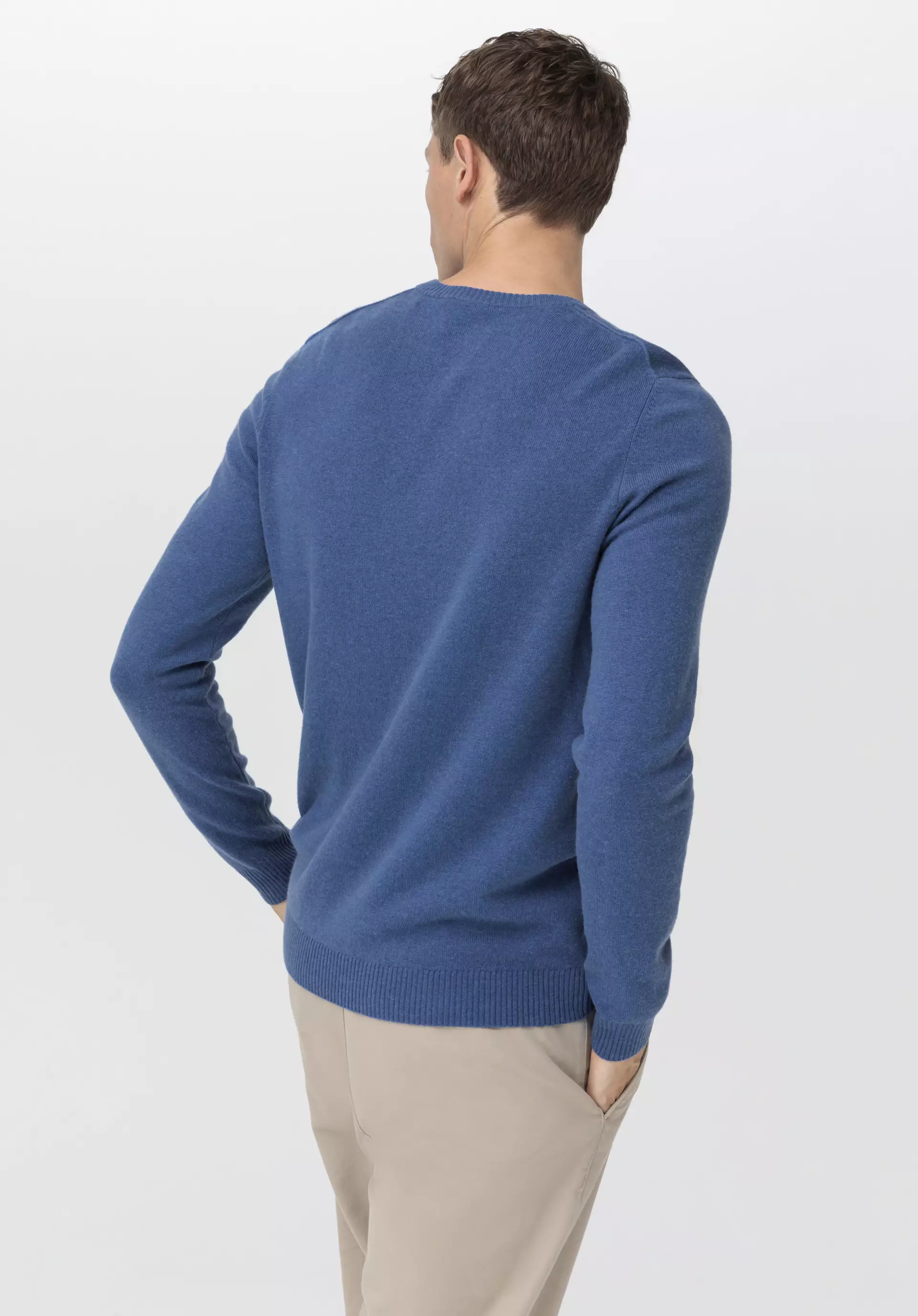 V-neck sweater made of virgin wool with cashmere - 1
