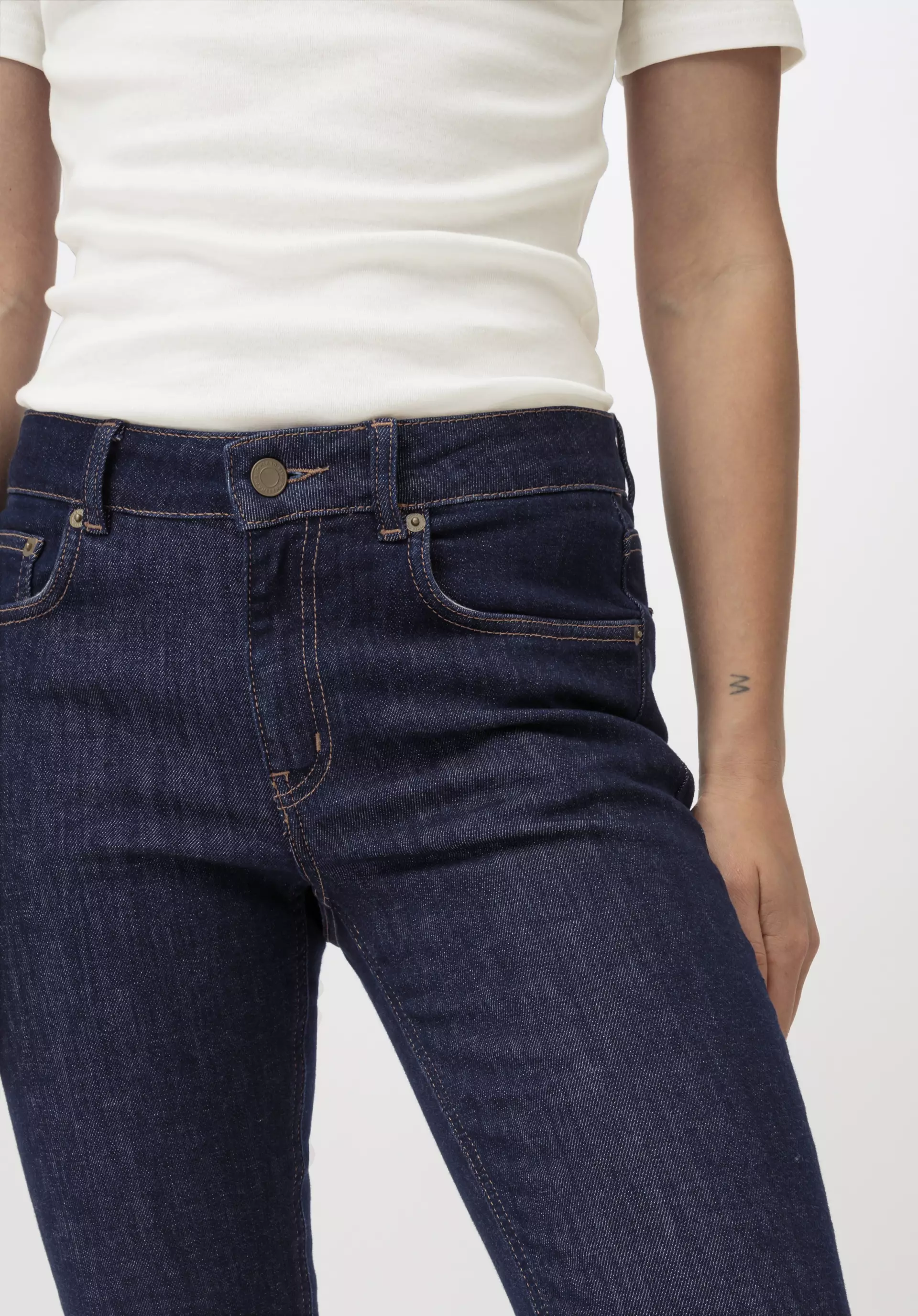 LINA Mid Rise Skinny jeans made from organic denim - 3