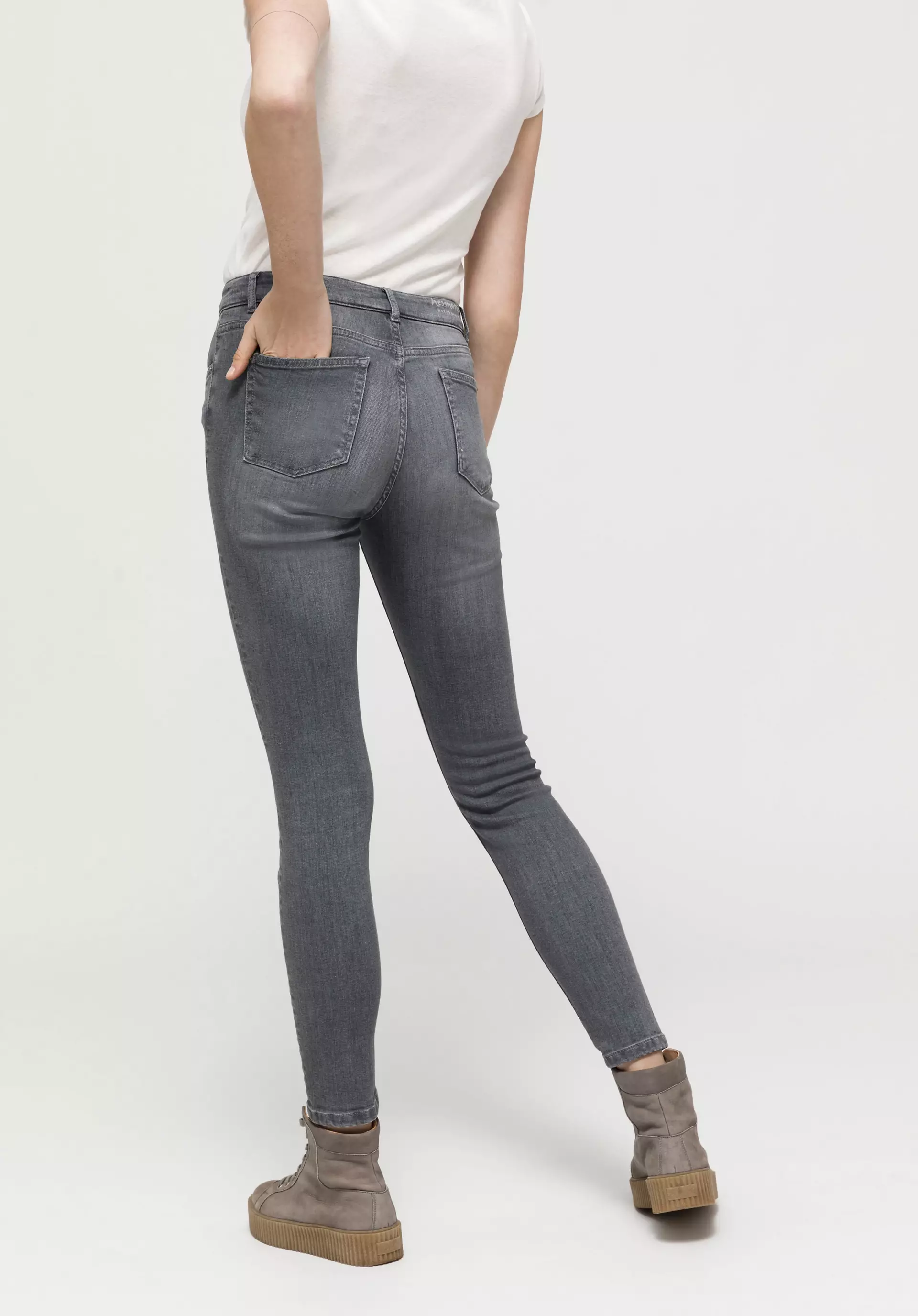 LINA Mid Rise Skinny jeans made from organic denim - 3