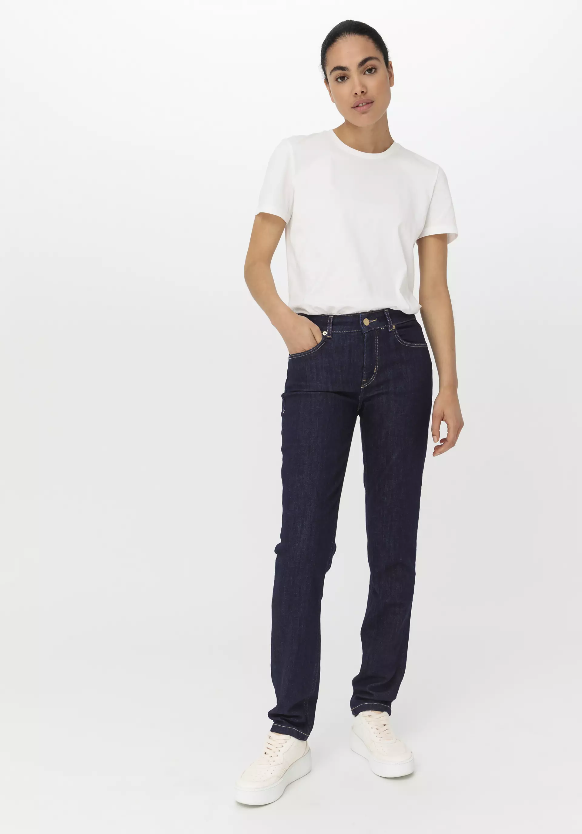 LEA Mid Rise Slim jeans made from organic denim - 0