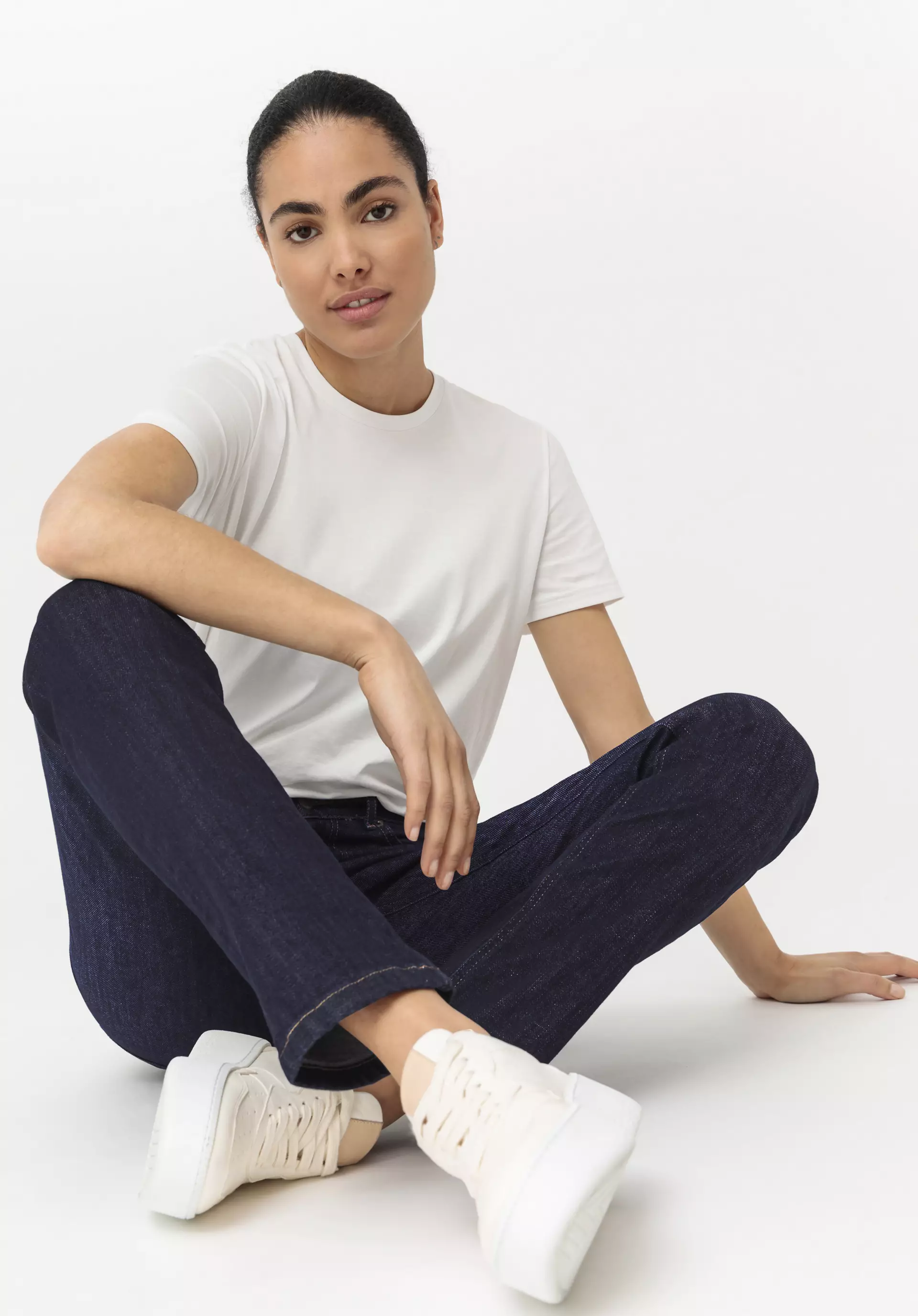 LEA Mid Rise Slim jeans made from organic denim - 2