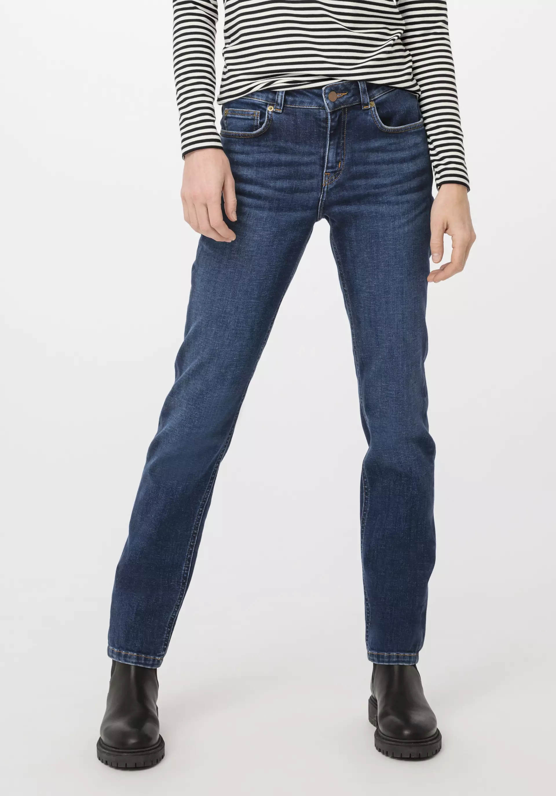 LEA Mid Rise Slim jeans made from organic denim - 3