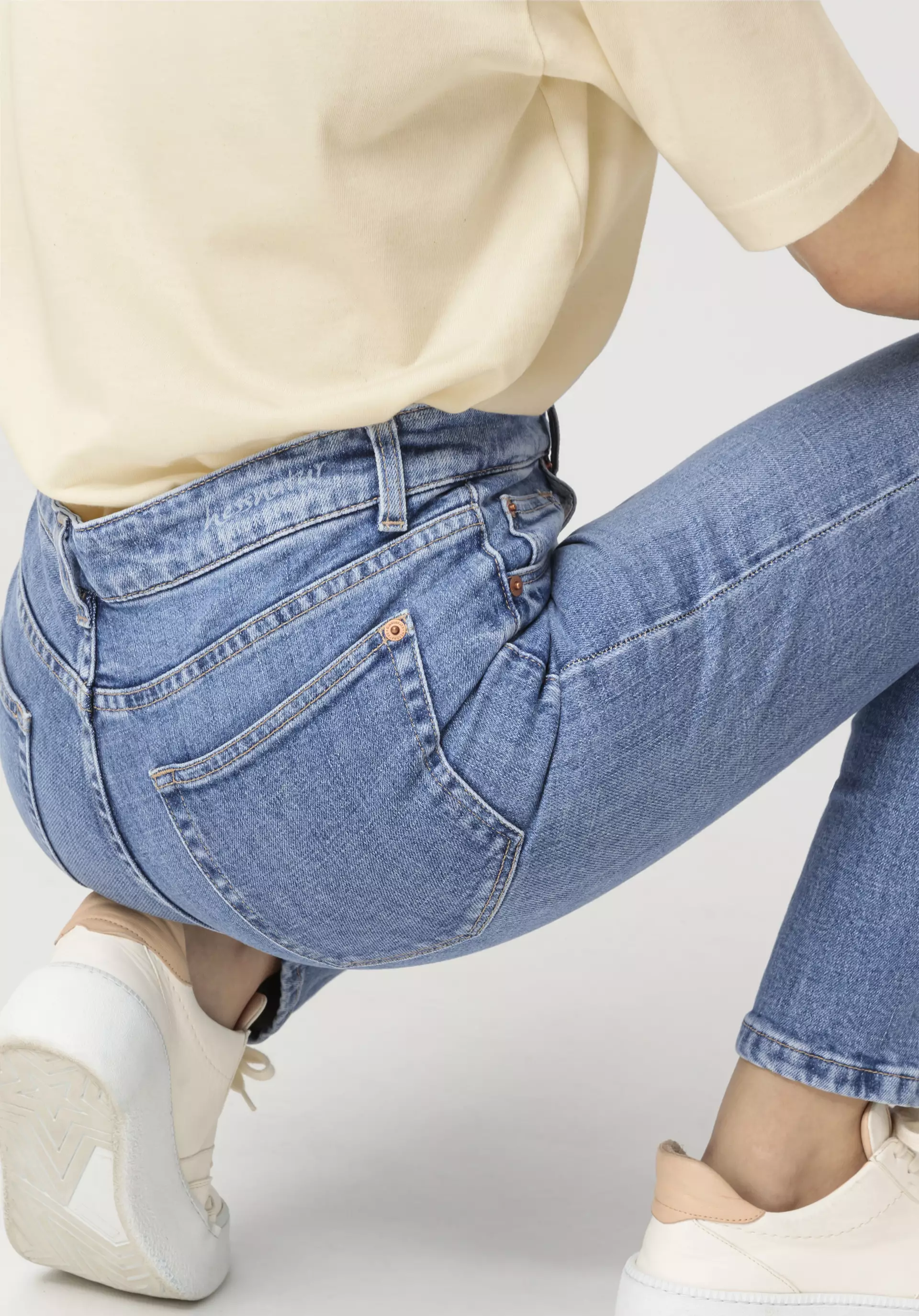 LINN High Rise Slim jeans made from organic denim - 3