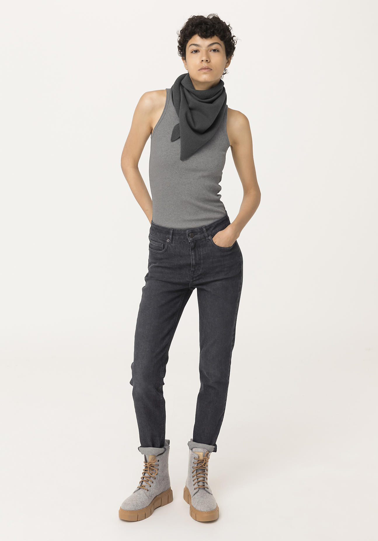 hessnatur Damen BetterRecycling Jeans High Rise Slim Fit aus Bio-Denim - schwarz - Größe 27/32