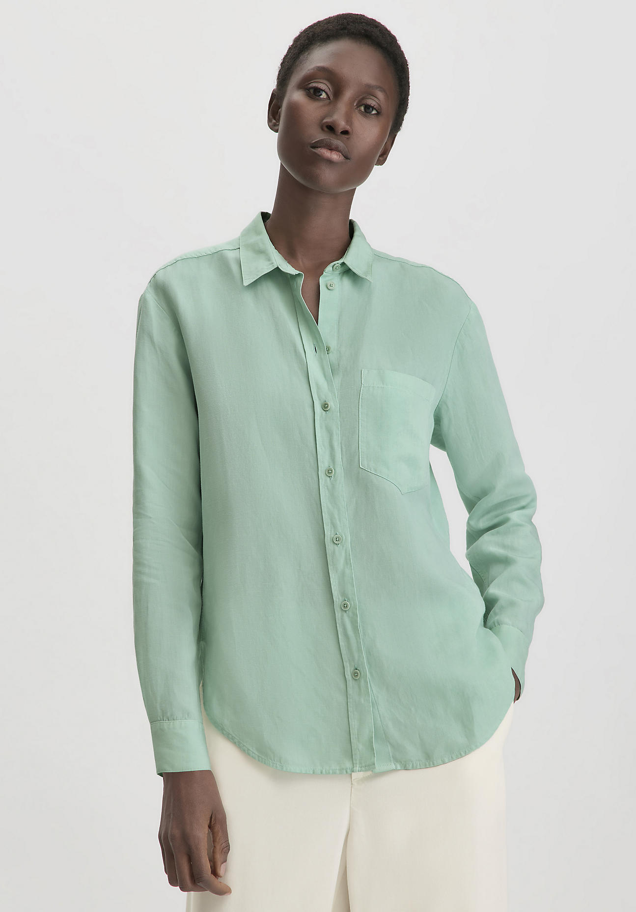 hessnatur Damen Bluse Relaxed aus weichem TENCEL™ Lyocell mit Leinen - grün Größe 48