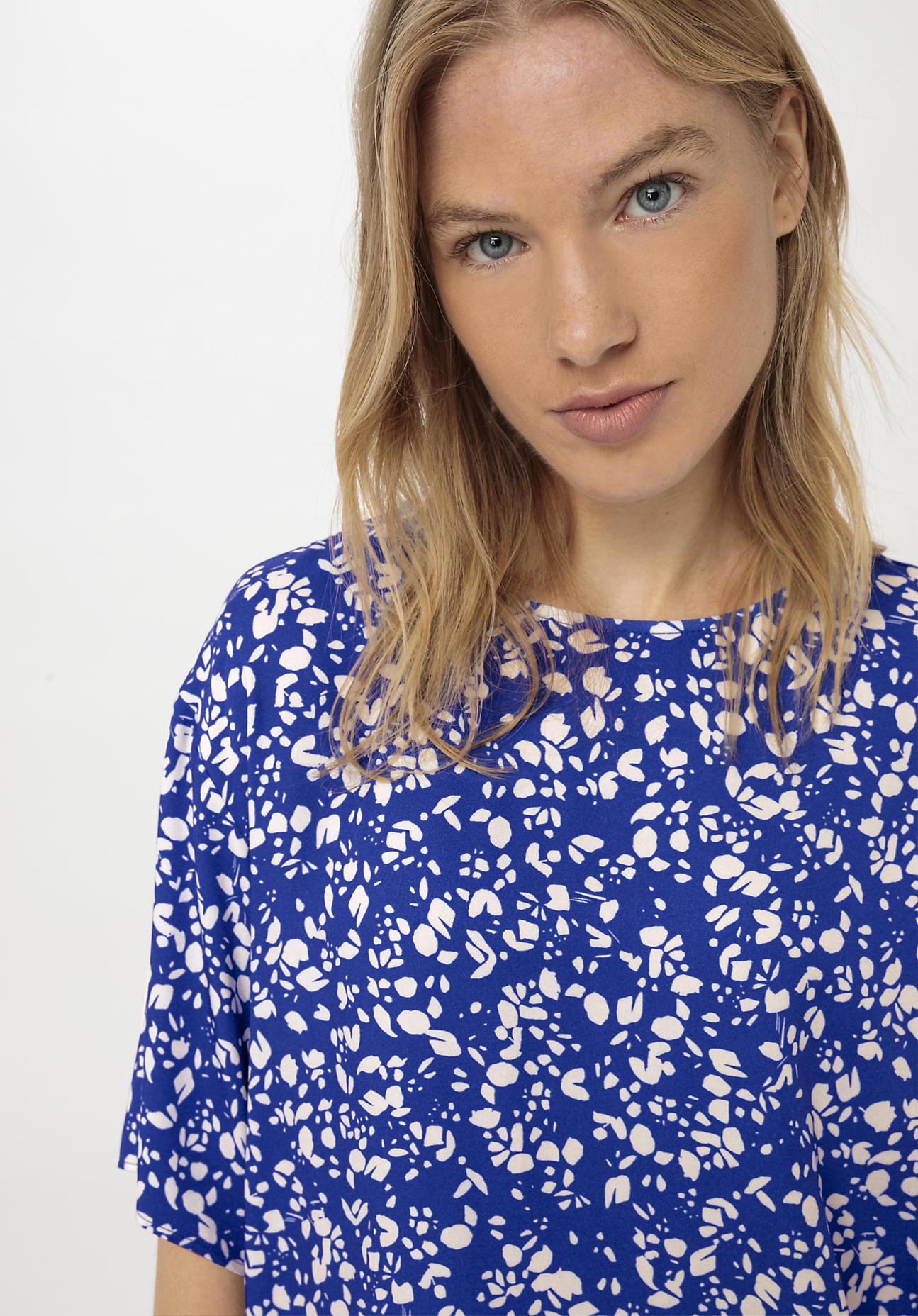 hessnatur Damen Blusenshirt Relaxed aus LENZING™ ECOVERO™ Viskose - blau - Größe XS