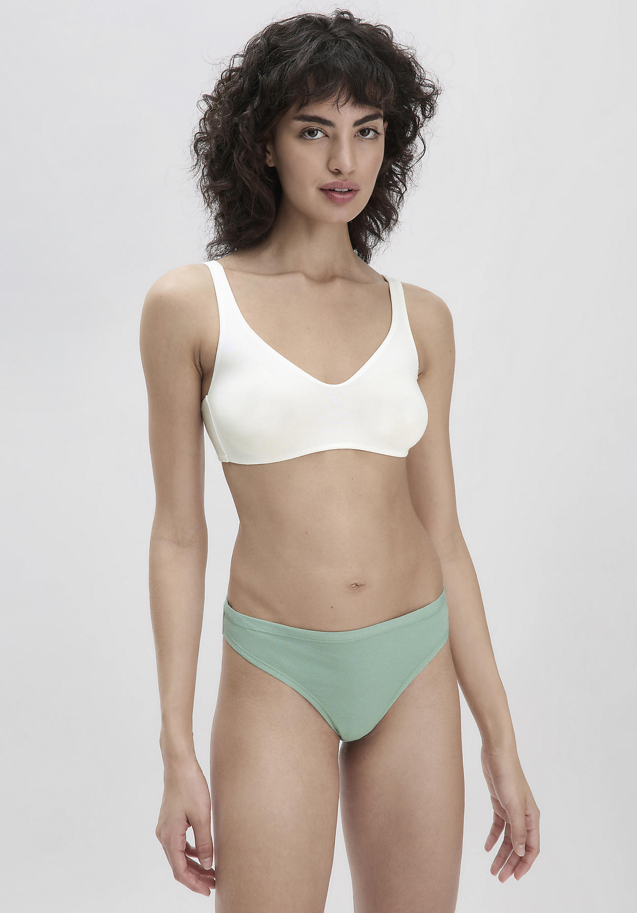 hessnatur Damen Brazil Regular Cut PURE BALANCE aus Bio-Baumwolle und TENCEL™ Modal - jadegrün Größe 46