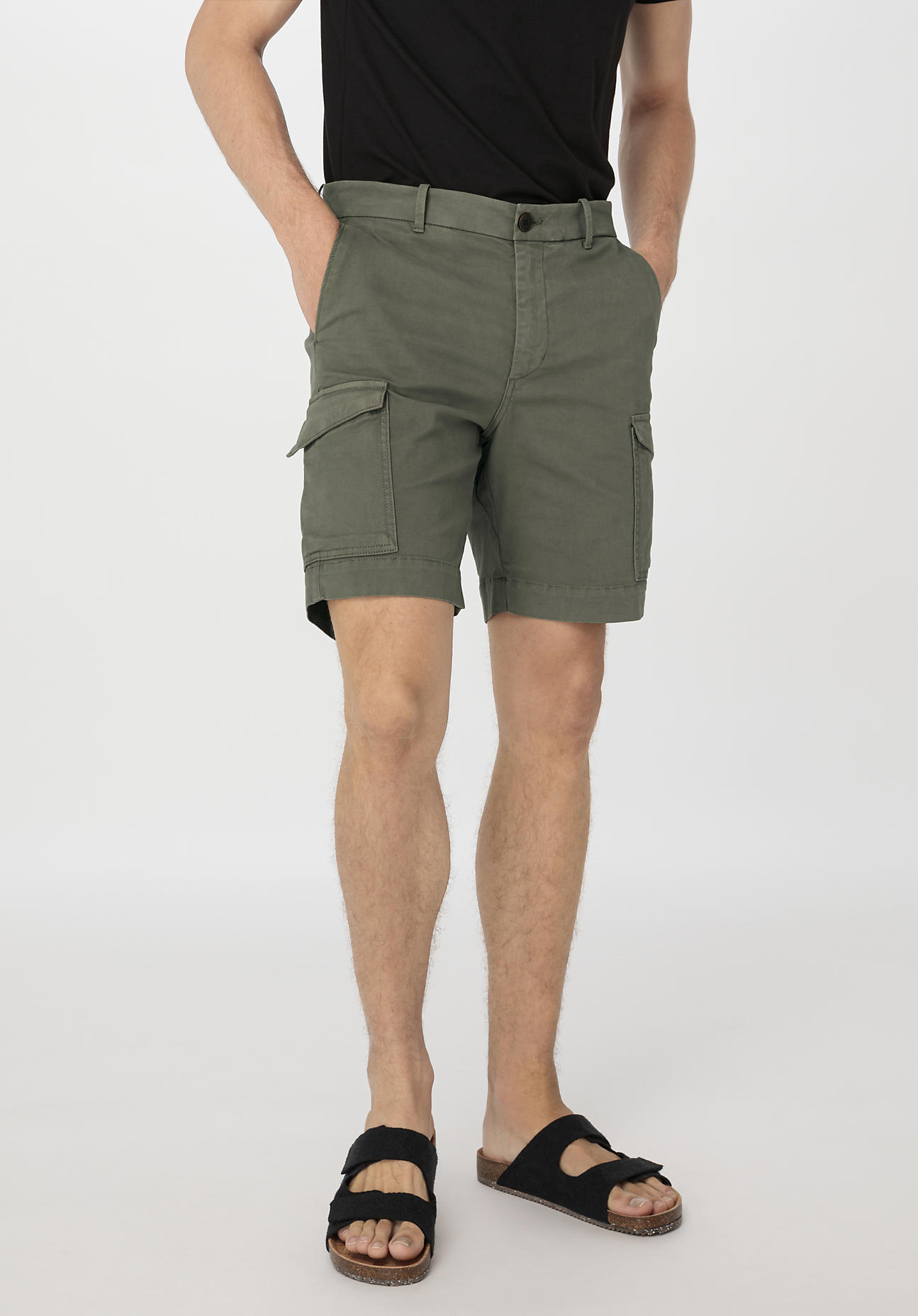 hessnatur Herren Cargo Shorts Relaxed aus Bio-Baumwolle - grün Größe 48