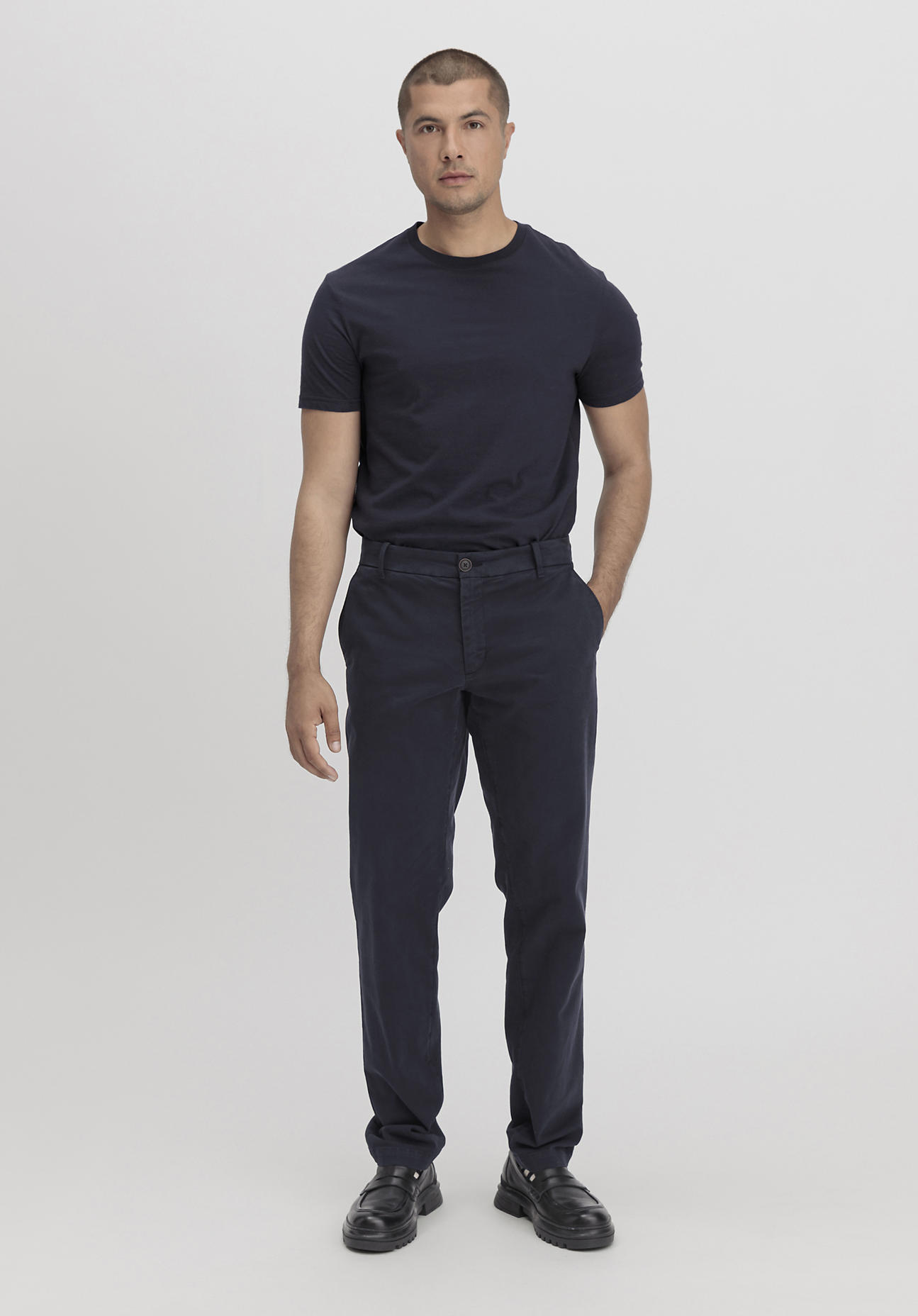 hessnatur Herren Chino LENN Regular aus Bio-Baumwolle - blau Größe 34/34