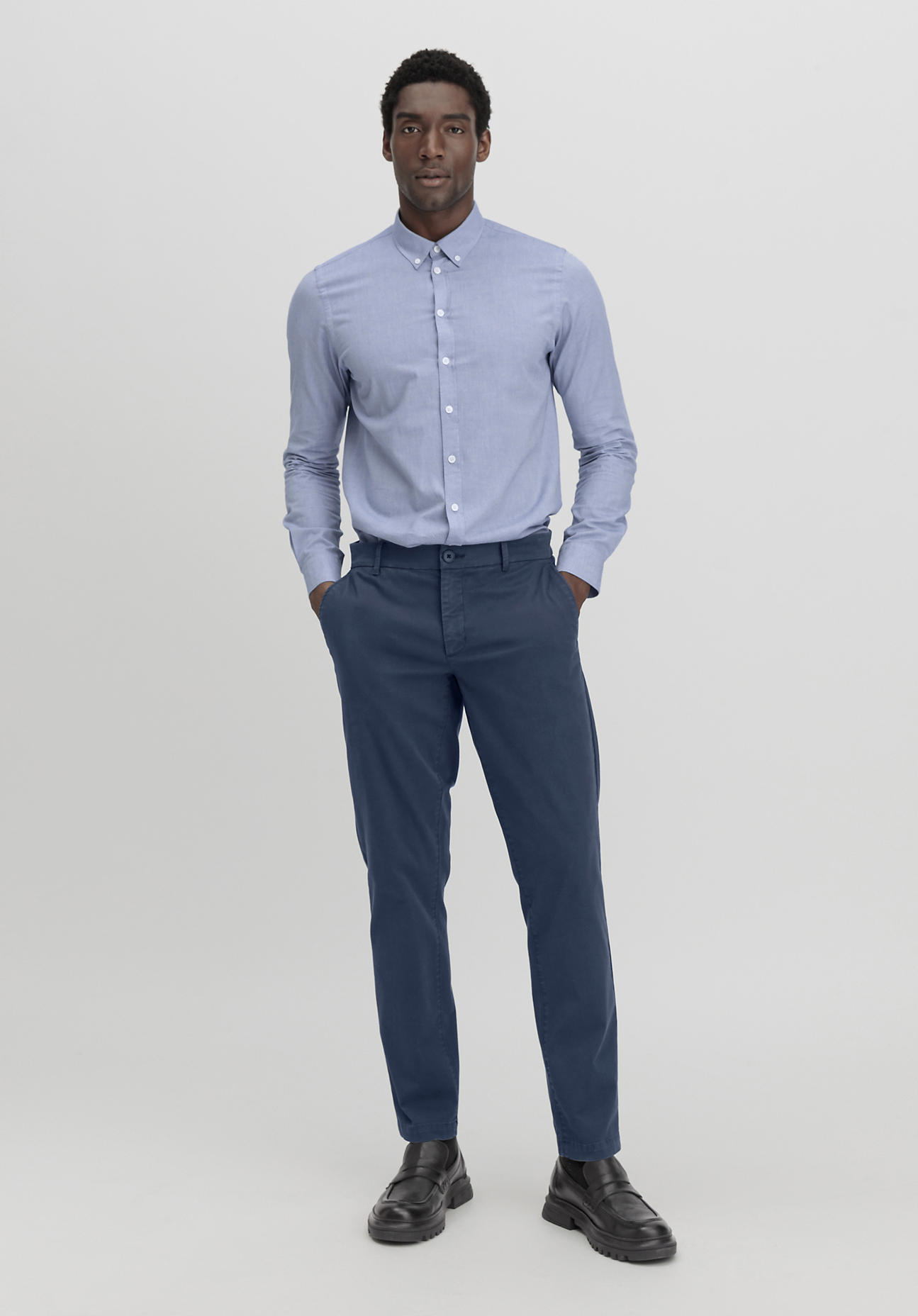 hessnatur Herren Chino LENN Regular aus Bio-Baumwolle - blau Größe 32/30