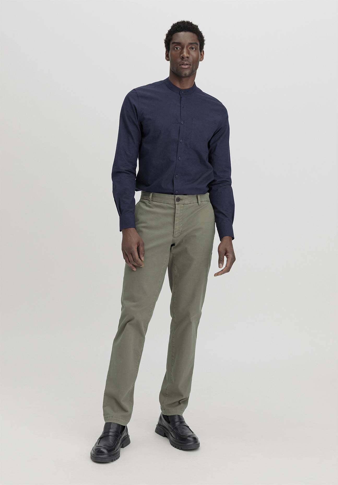 hessnatur Herren Chino LENN Regular aus Bio-Baumwolle - grün Größe 32/34