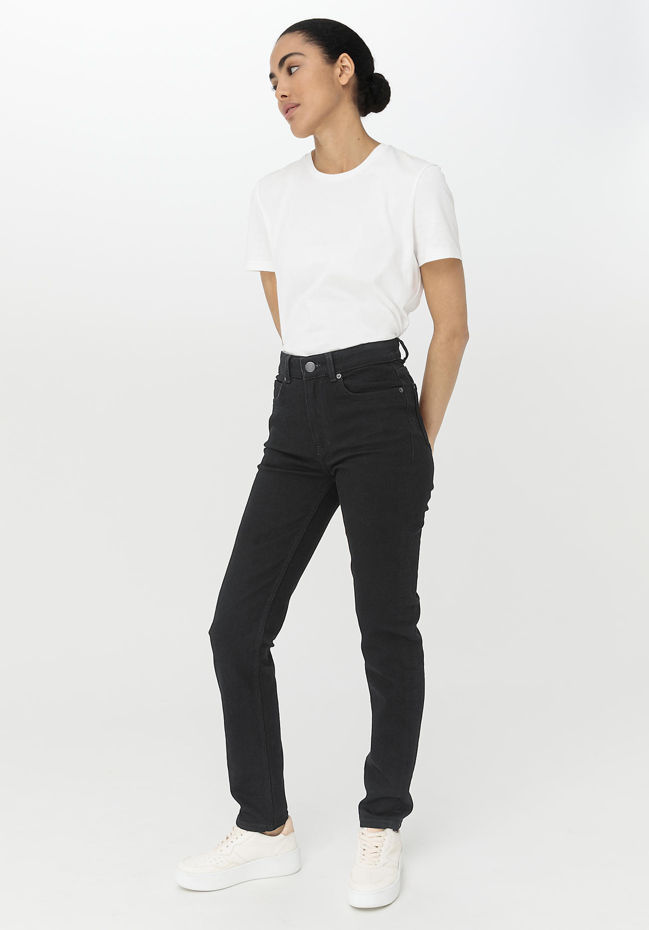 hessnatur Damen Coreva™ Jeans LINN High Rise Slim aus Bio-Denim - schwarz Größe 31/32