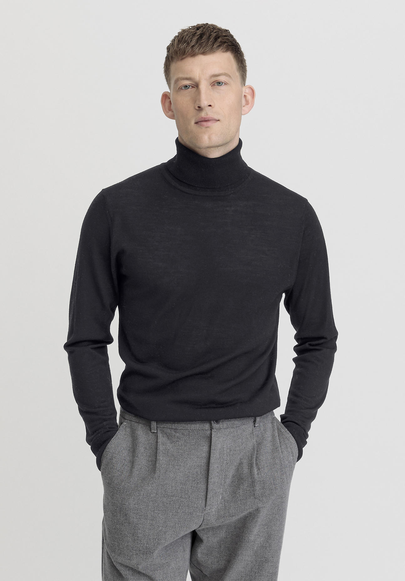 hessnatur Herren Feiner Rollkragenpullover Regular aus Schurwolle - schwarz Größe 46