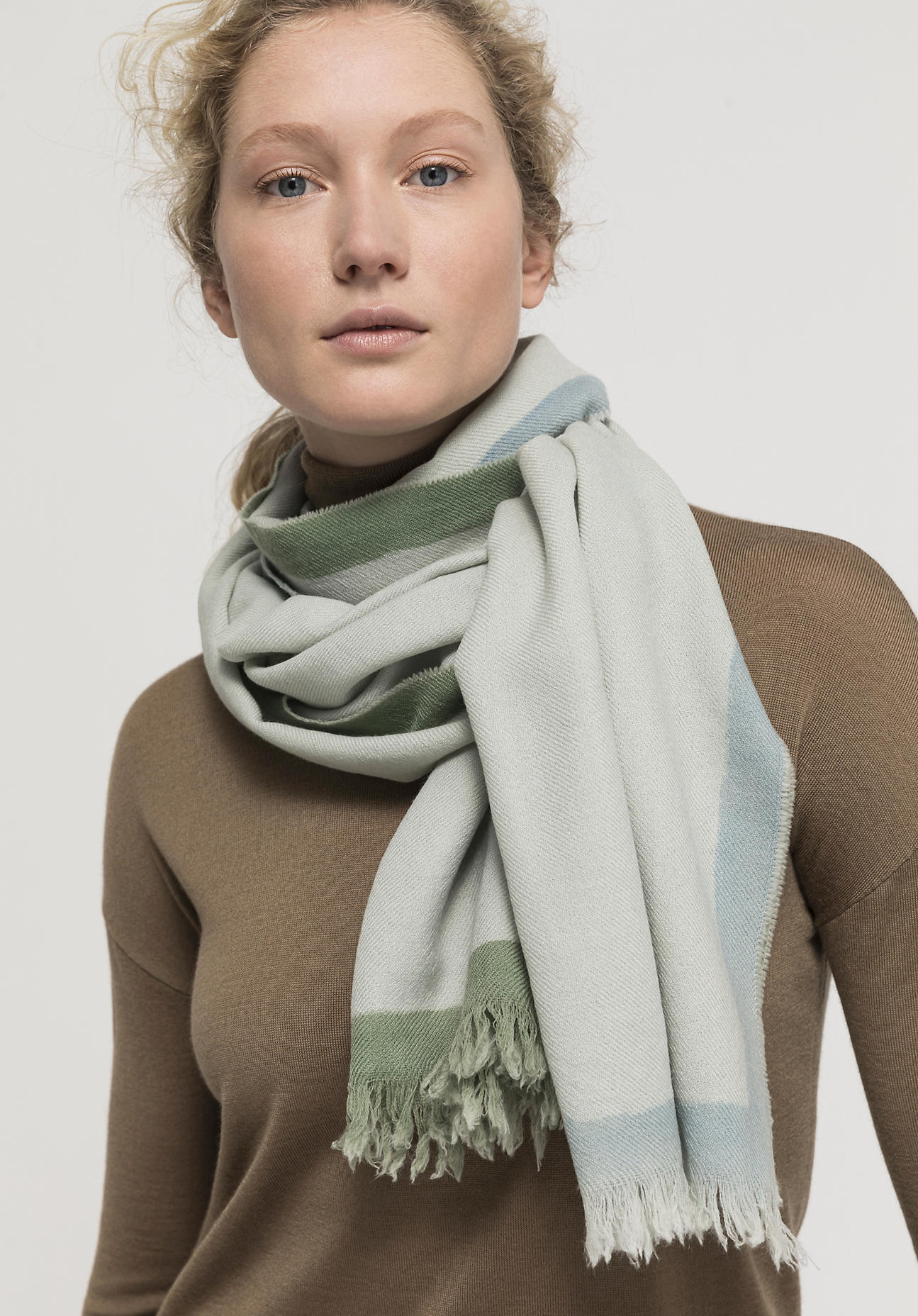 hessnatur Damen Handbemalter Schal aus Merinowolle - grün Größe 52x200 cm
