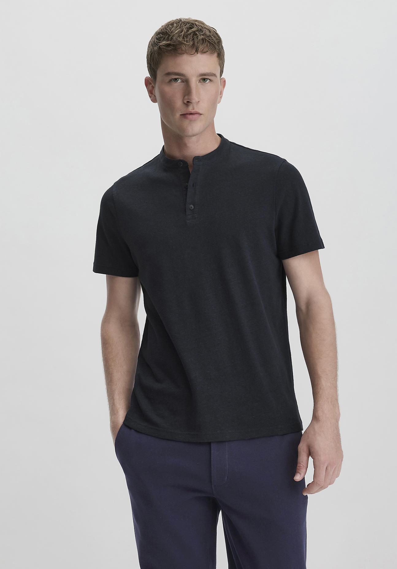 hessnatur Herren Henley Shirt Regular aus Bio-Baumwolle und Leinen - blau Größe 54