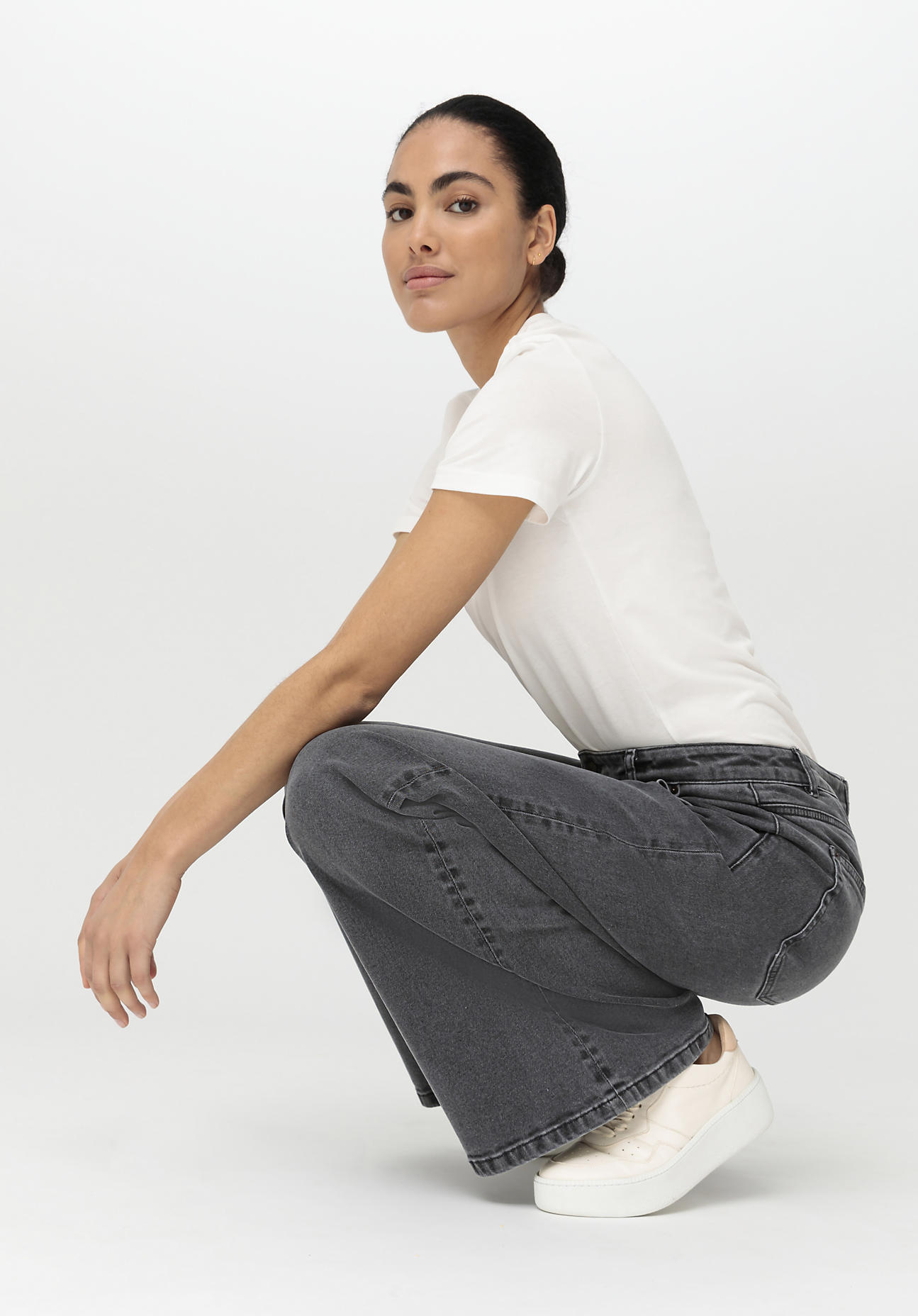 hessnatur Damen Jeans ALVA Mid Rise Wide Leg aus Bio-Denim – schwarz – Größe 27/32