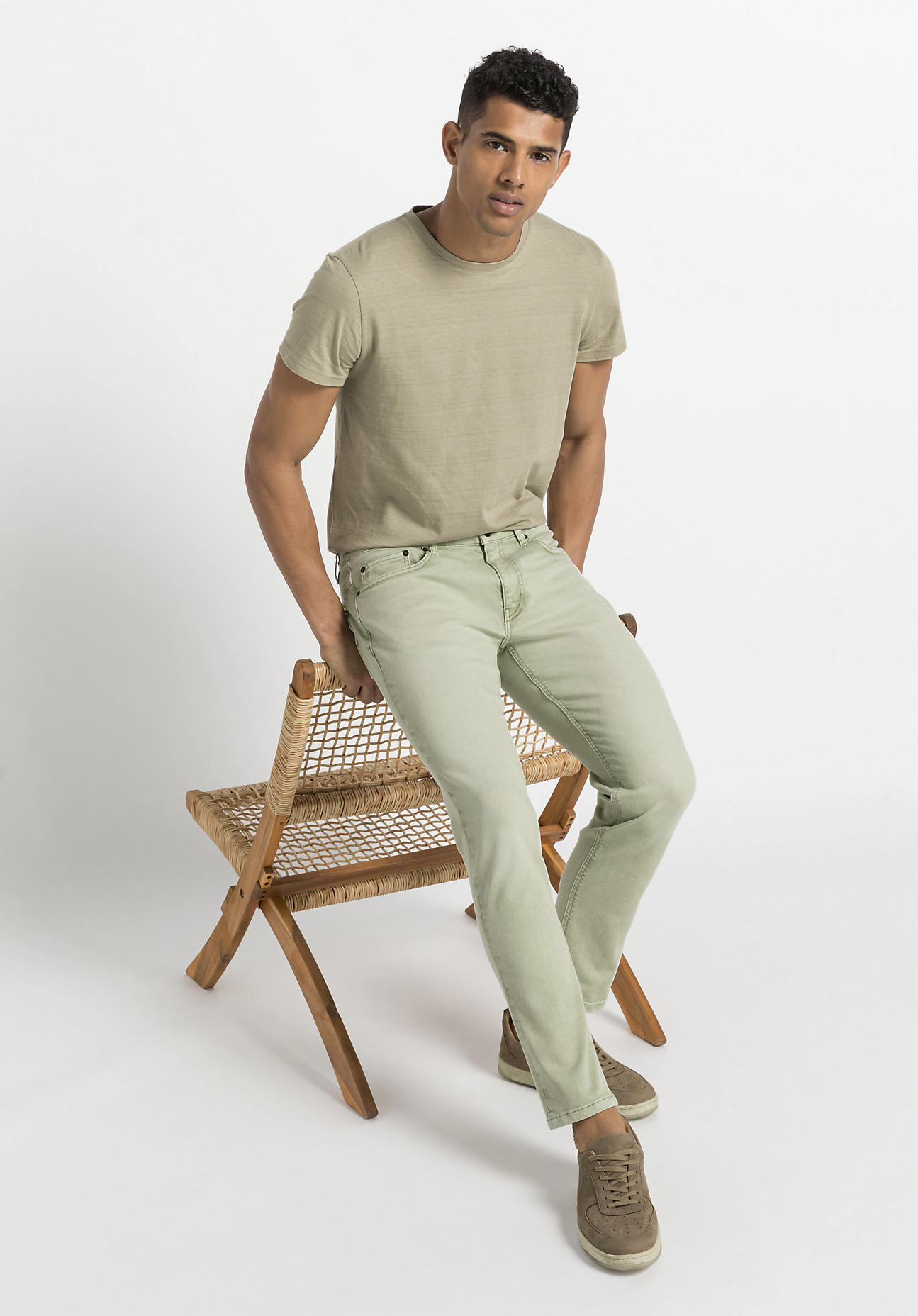 hessnatur Herren Jeans Jasper mineralgefärbt Slim Fit aus Bio-Denim – grün – Größe 33/30