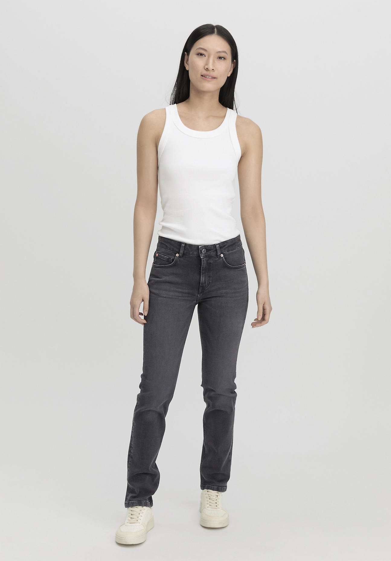 hessnatur Damen Jeans LEA Mid Rise Slim aus Bio-Denim - schwarz Größe 27/30