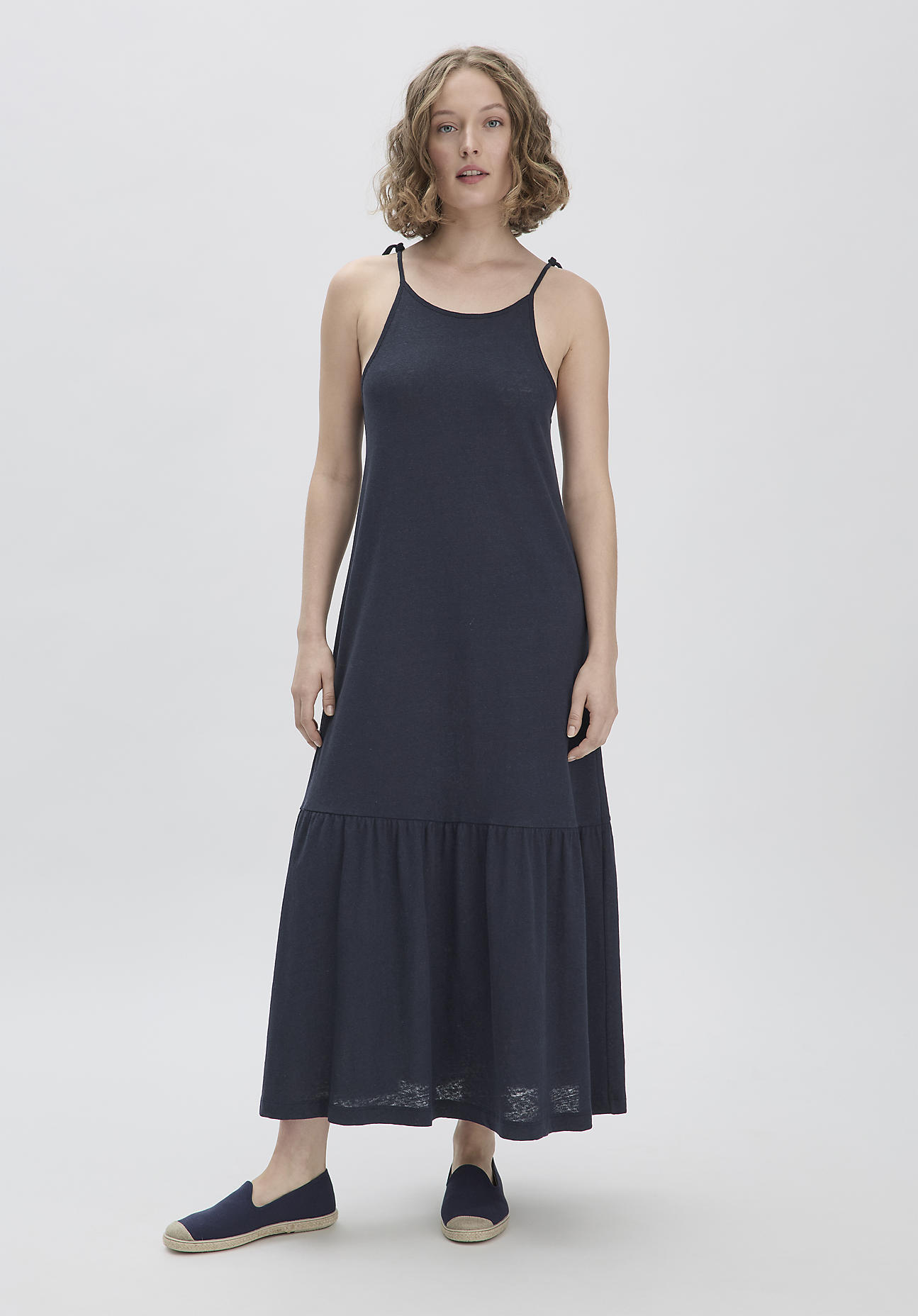 hessnatur Damen Jersey Kleid Midi Relaxed aus Leinen und Bio-Baumwolle - blau Größe 38
