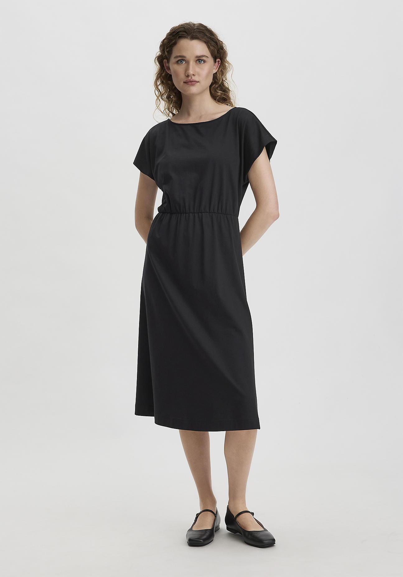 hessnatur Damen Jersey Kleid Midi Relaxed aus Bio-Baumwolle - schwarz Größe 44