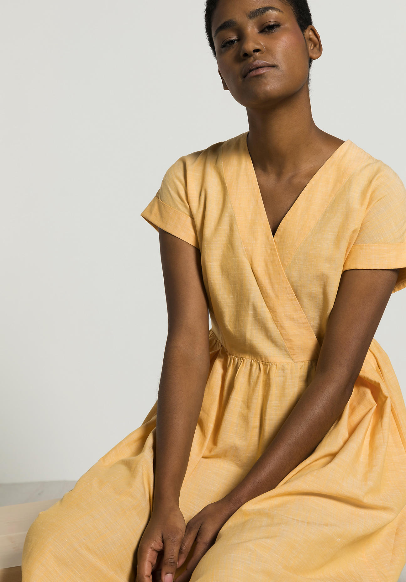 hessnatur Damen Kleid aus Bio-Baumwolle mit Leinen - gelb Größe 40