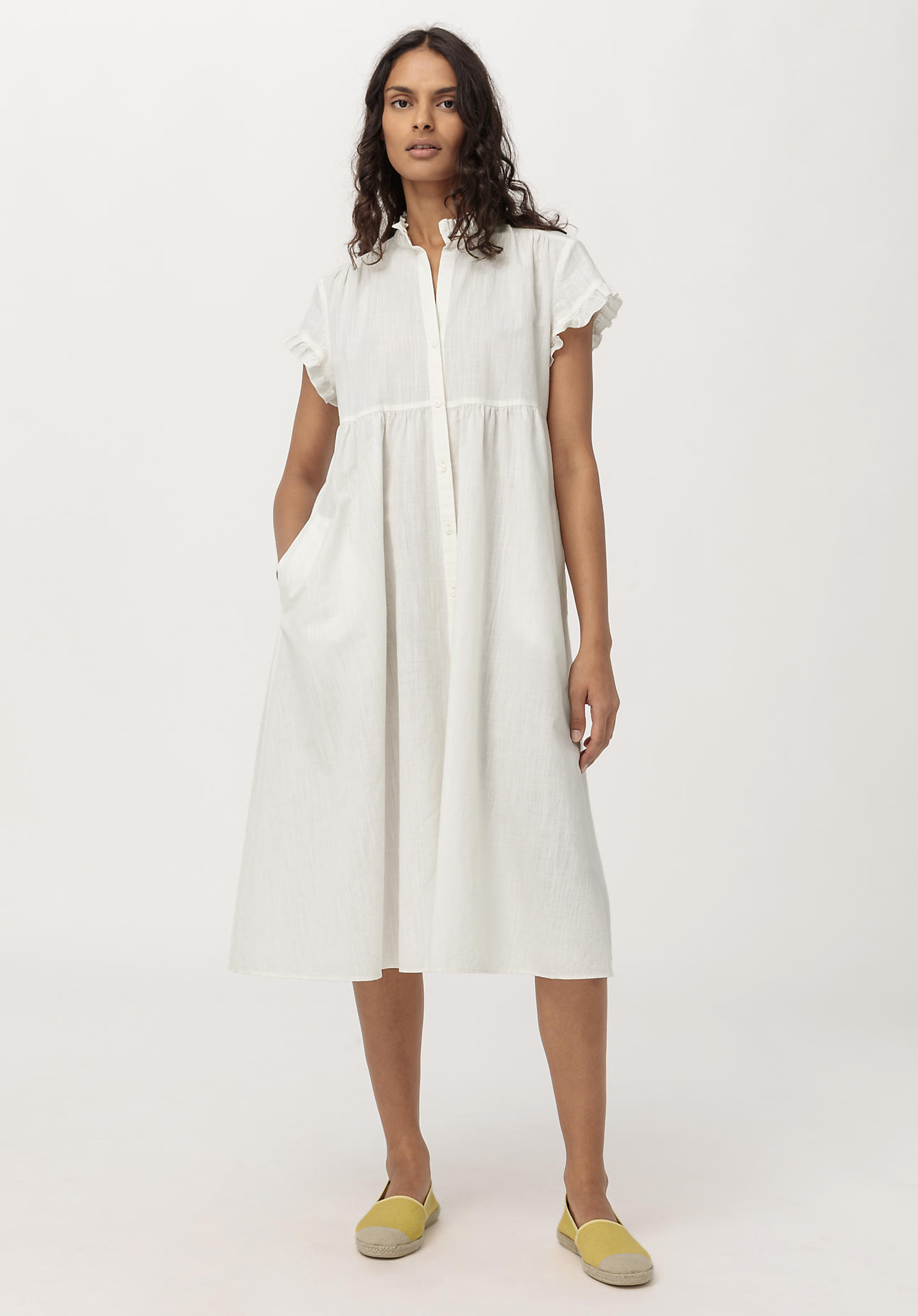 hessnatur Damen Kleid mit Rüschen aus Bio-Baumwolle und Leinen - weiß Größe 44