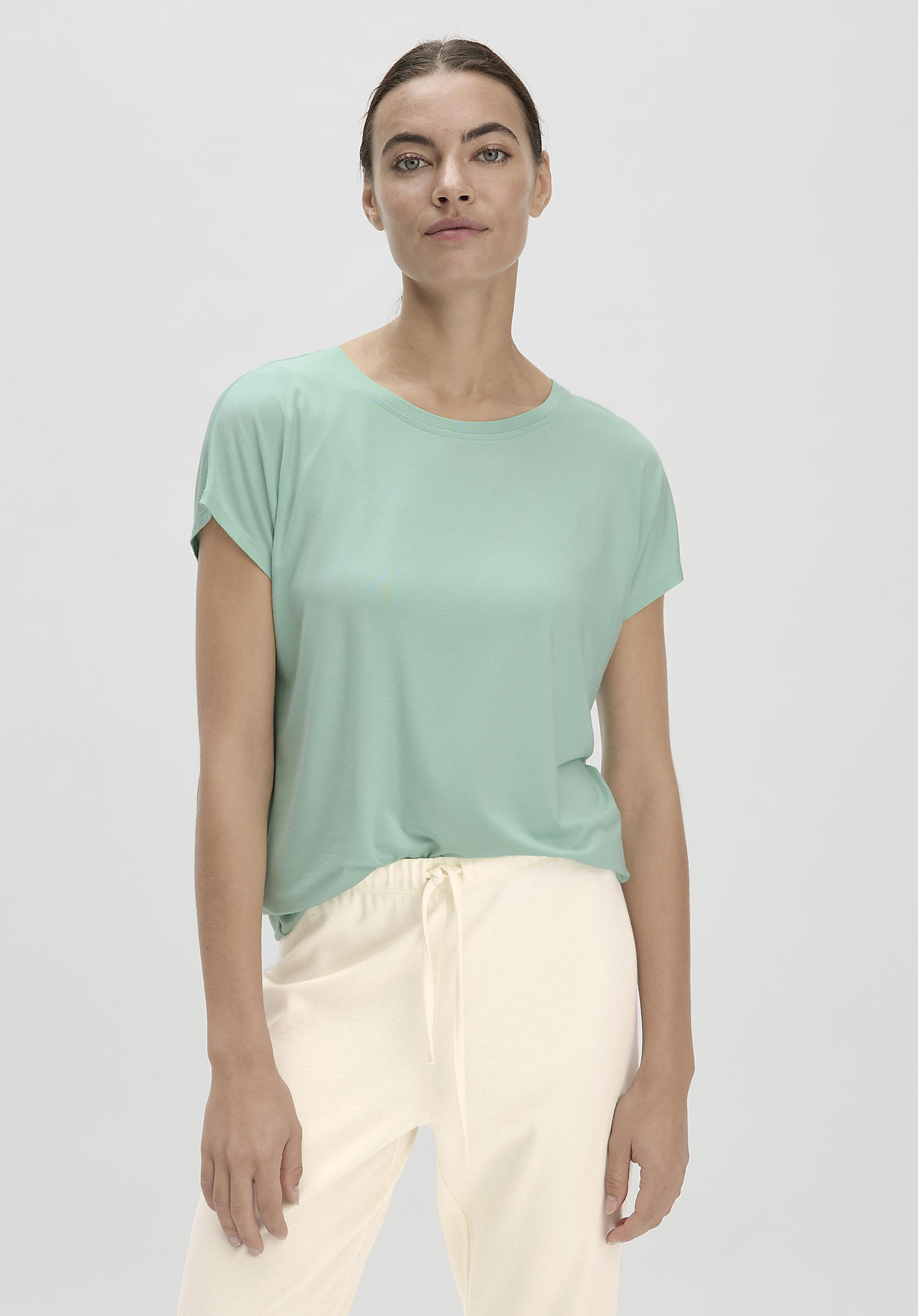 hessnatur Damen Kurzarm Schlafshirt Relaxed PURE FLOW aus TENCEL™ Modal - grün Größe 48