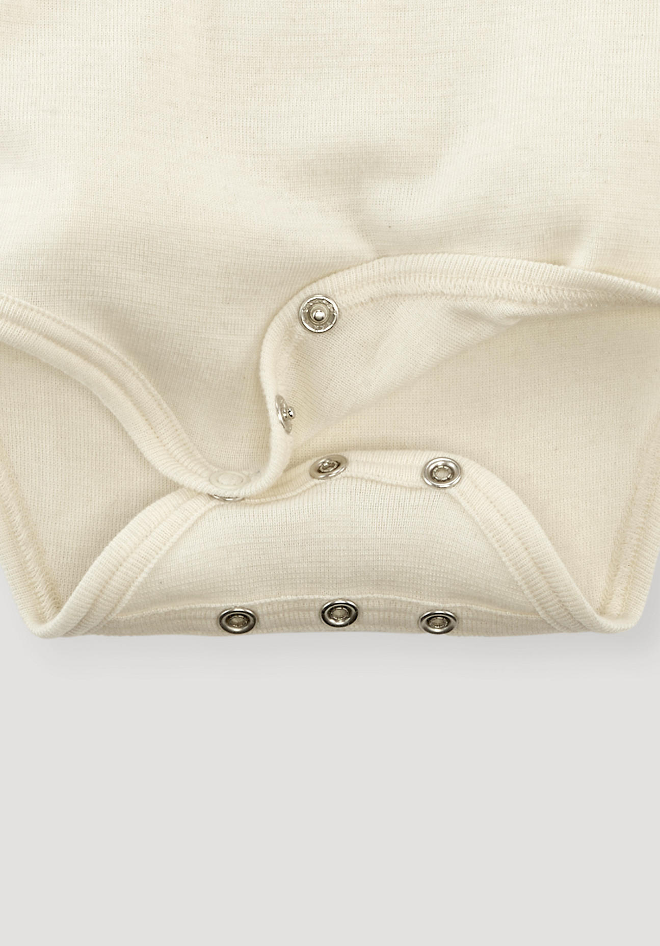 hessnatur Baby Langarmbody Slim aus Bio-Baumwolle mit Merinowolle und Seide - natur Größe 74/80