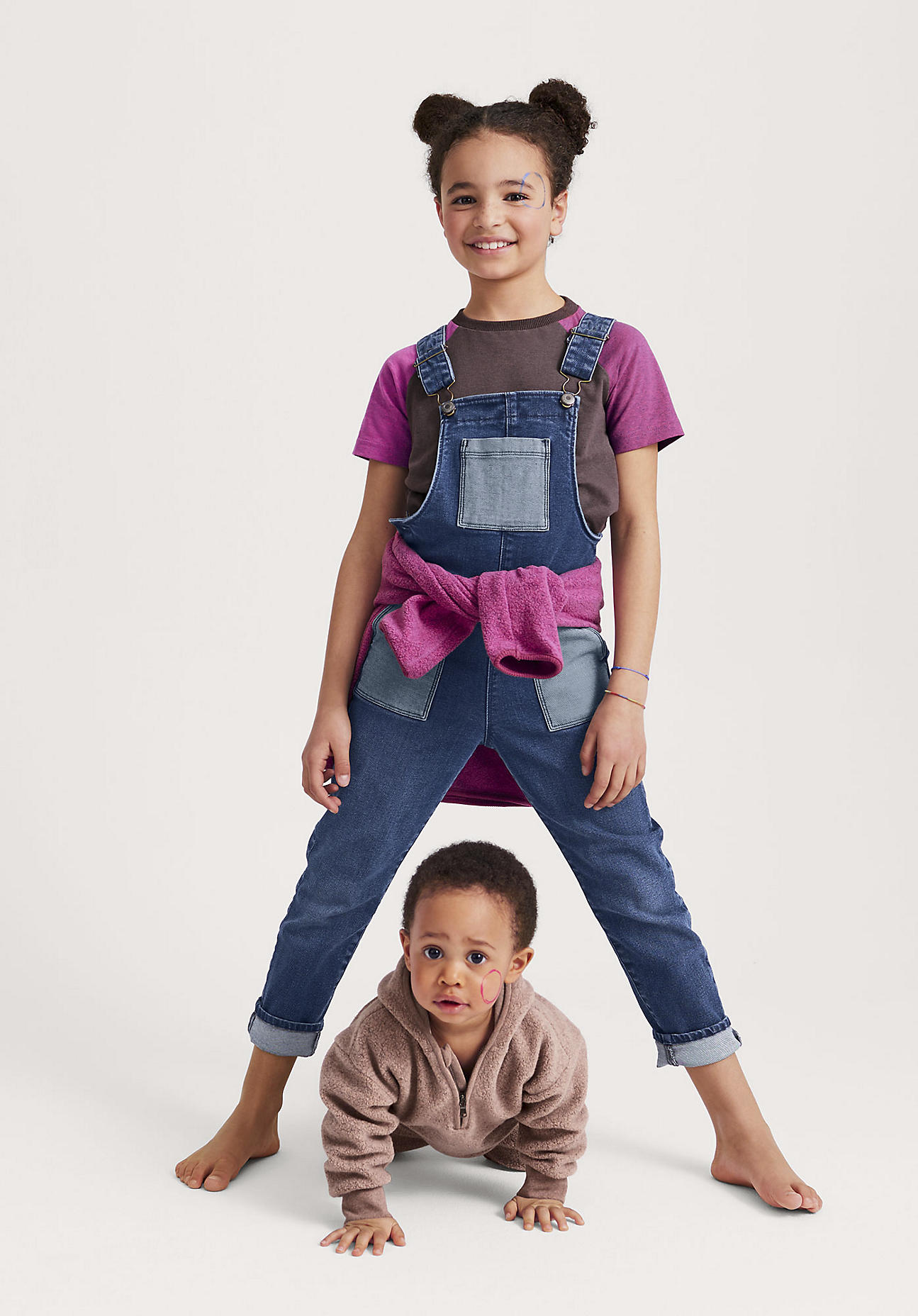 hessnatur Kinder Latzhose BetterRecycling aus Bio-Denim - blau - Größe 116