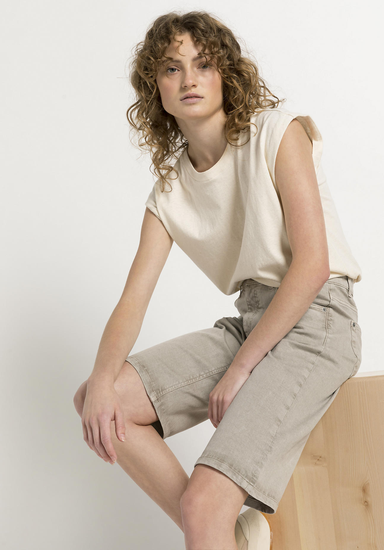 hessnatur Damen   Shorts mineralgefärbt aus Bio-Denim - beige - Größe 25