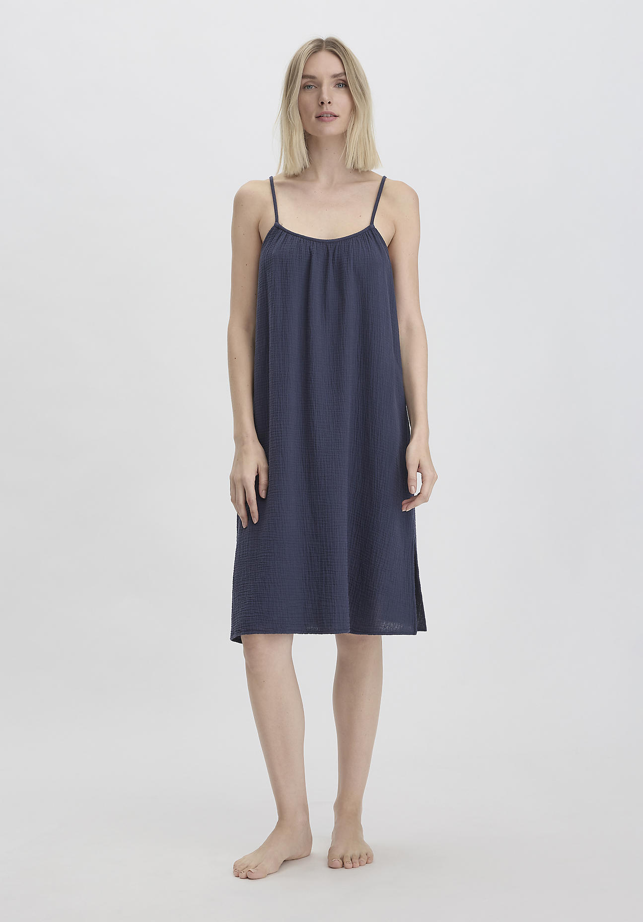 hessnatur Damen Musselin Nachthemd Relaxed PURE COMFORT aus Bio-Baumwolle - blau Größe 48