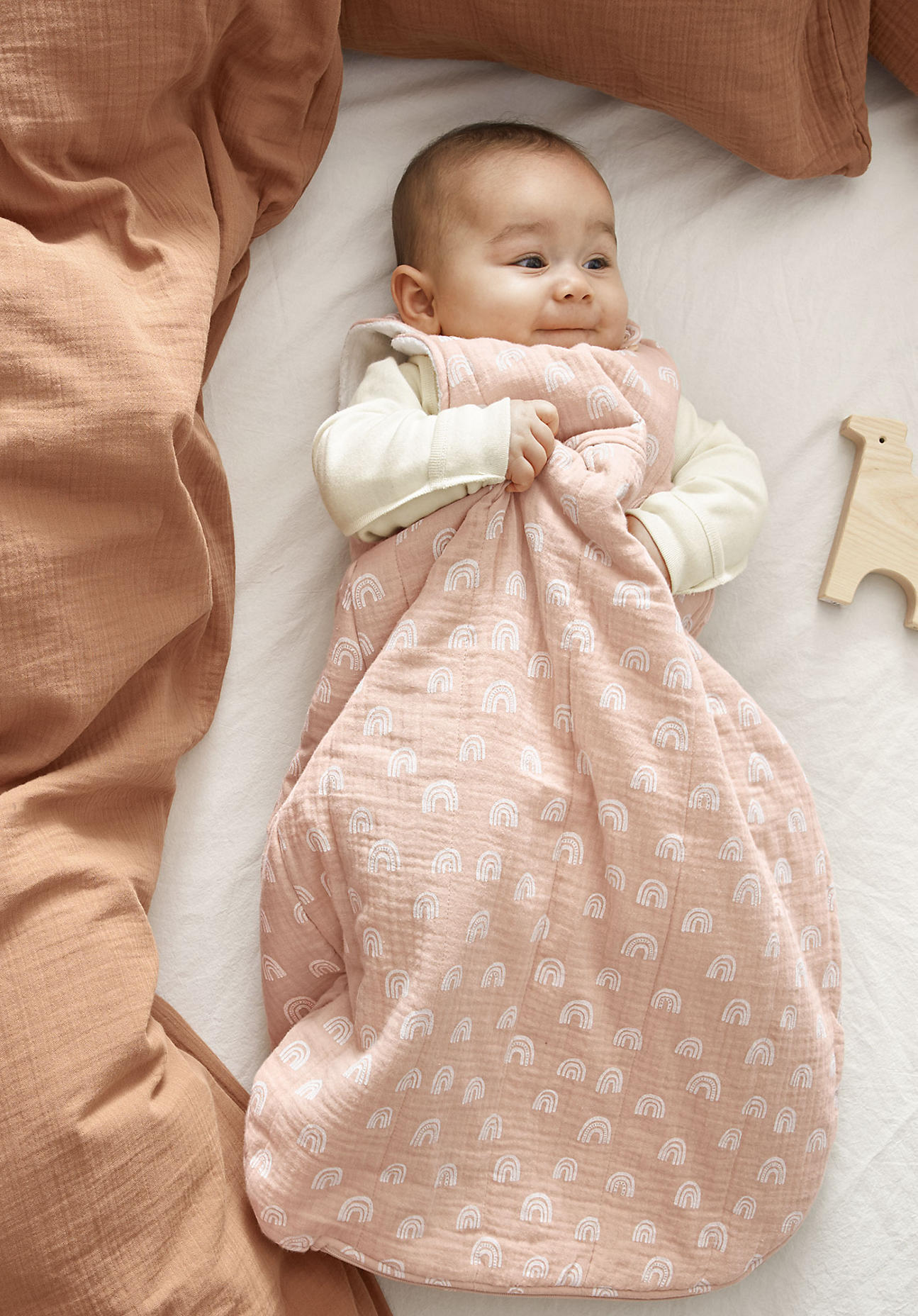 hessnatur Baby Musselin-Schlafsack aus Bio-Baumwolle mit Wollwattierung – beige – Größe 58 cm