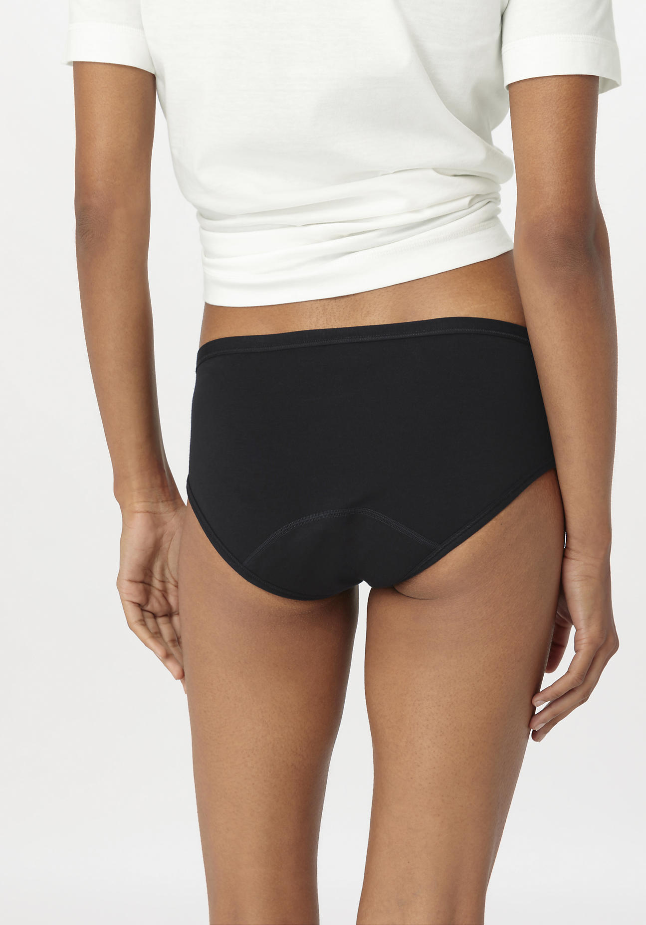hessnatur Damen Perioden Panty Regular Cut PURE BALANCE aus Bio-Baumwolle und Tencel™Modal - schwarz Größe 42