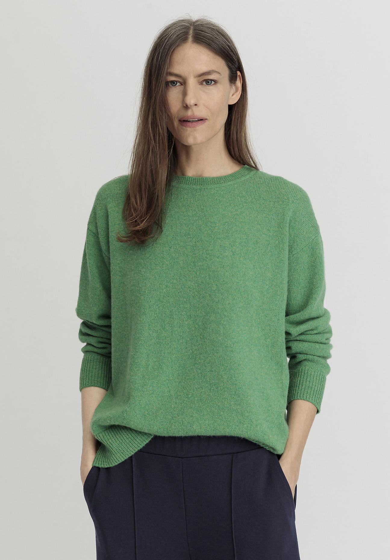 hessnatur Damen Pullover Relaxed aus Alpaka Wolle - grün Größe XS