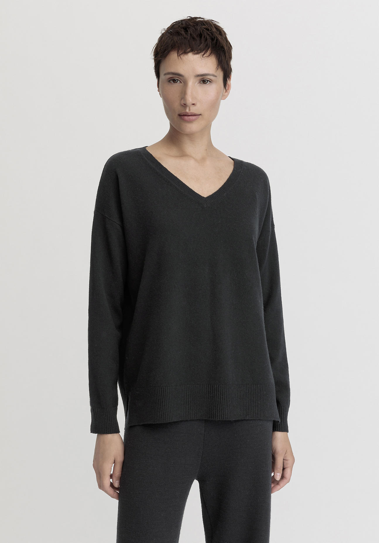 hessnatur Damen Pullover Relaxed aus Schurwolle mit Kaschmir - schwarz Größe XS