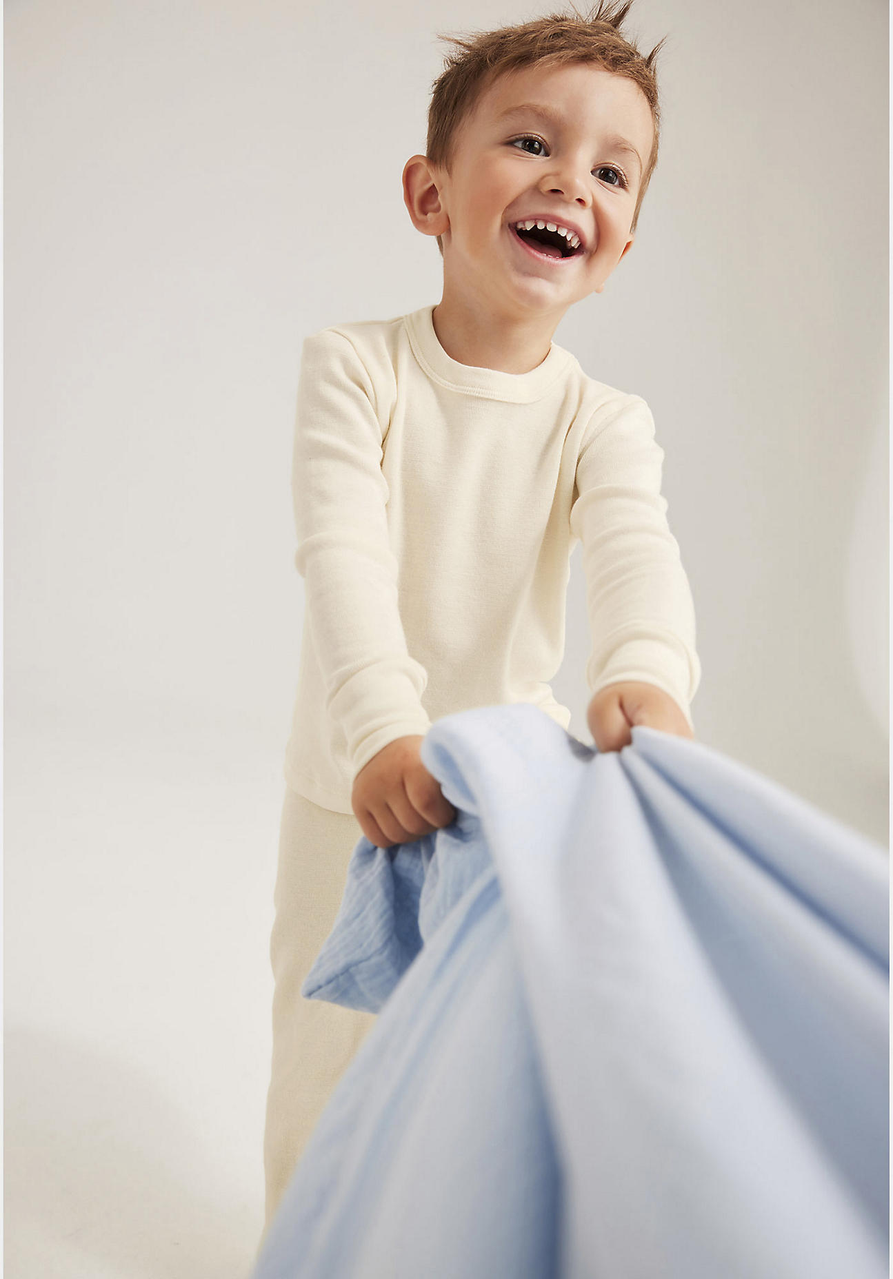 hessnatur Baby Pyjama Regular aus Bio-Baumwolle mit Merinowolle und Seide - natur Größe 98/104
