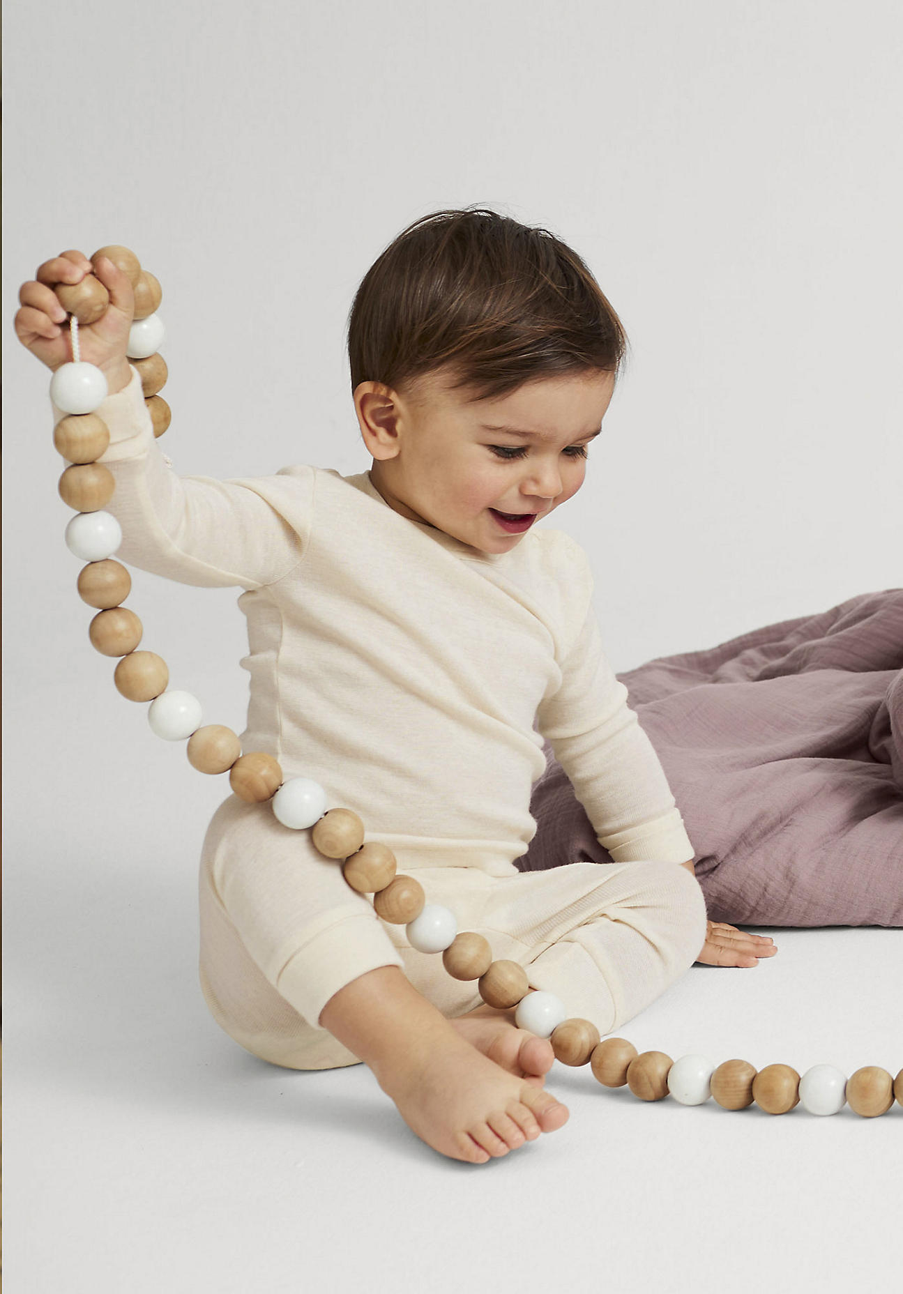 hessnatur Baby Pyjama aus Bio-Baumwolle mit Merinowolle und Seide - natur - Größe 62/68