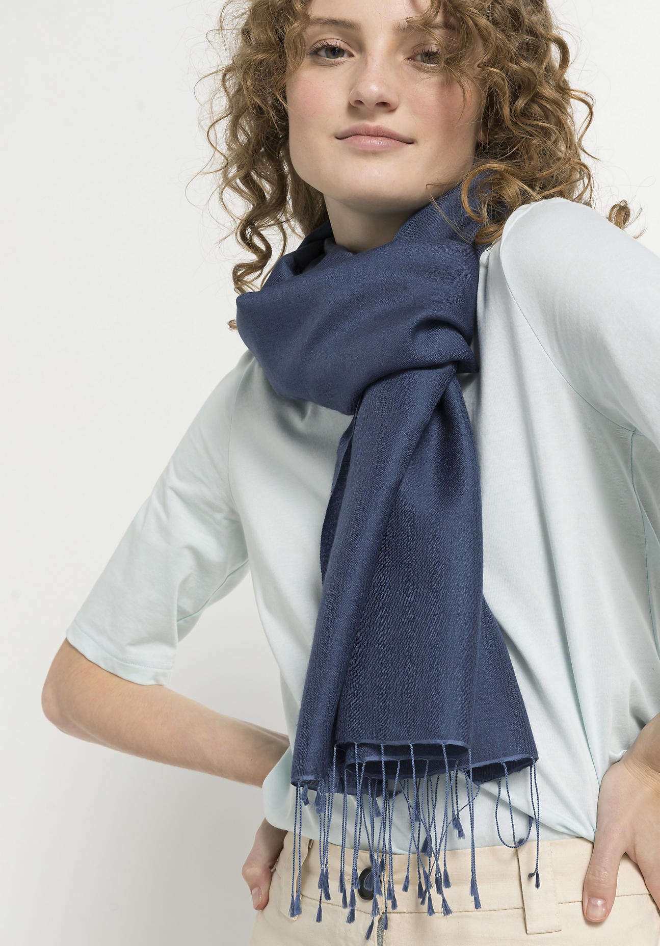 hessnatur Damen Schal aus Schurwolle mit Seide - blau Größe 45x200 cm