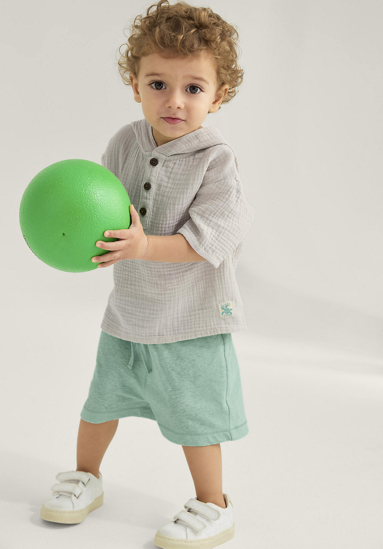 hessnatur Baby Shorts Regluar aus Bio-Baumwolle mit Leinen - grün Größe 62/68