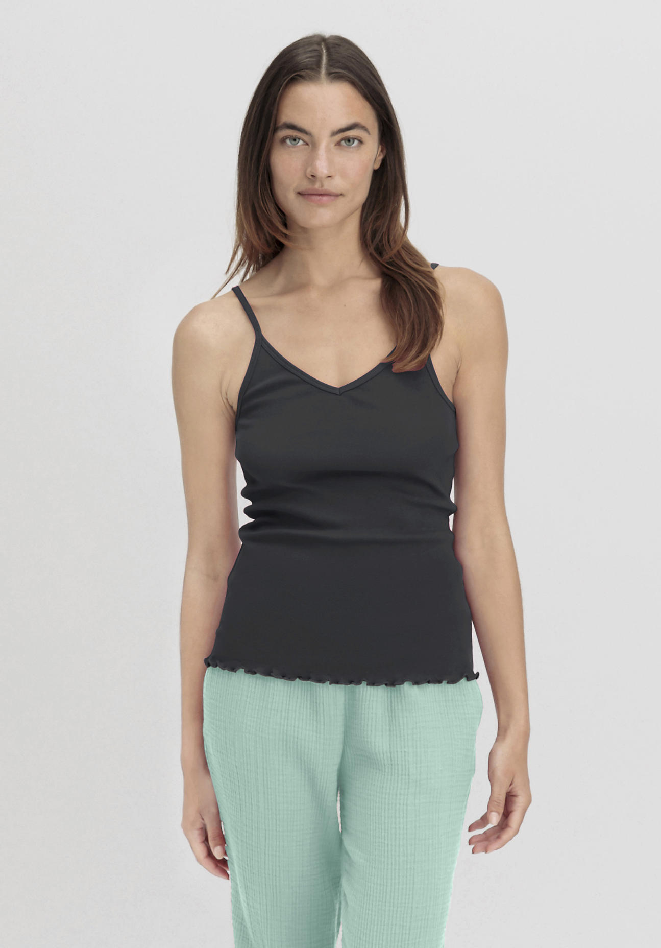 hessnatur Damen Spaghetti-Top V-Neck Fitted 2er-Set PURE NATURE aus Bio-Baumwolle - schwarz Größe 38