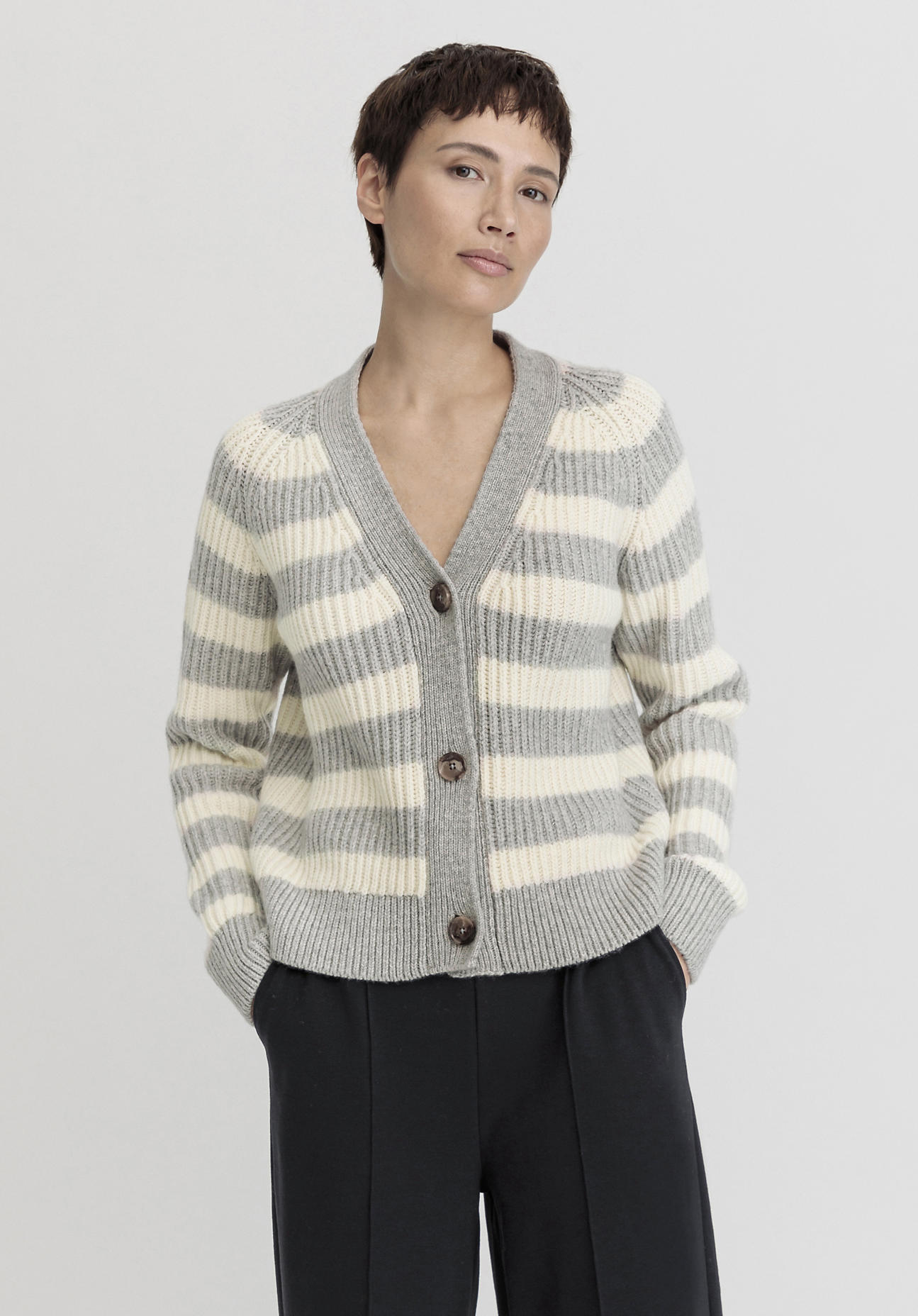 hessnatur Damen Strickjacke Streifen Relaxed aus Bio-Merinowolle mit Bio-Baumwolle - grau Größe L