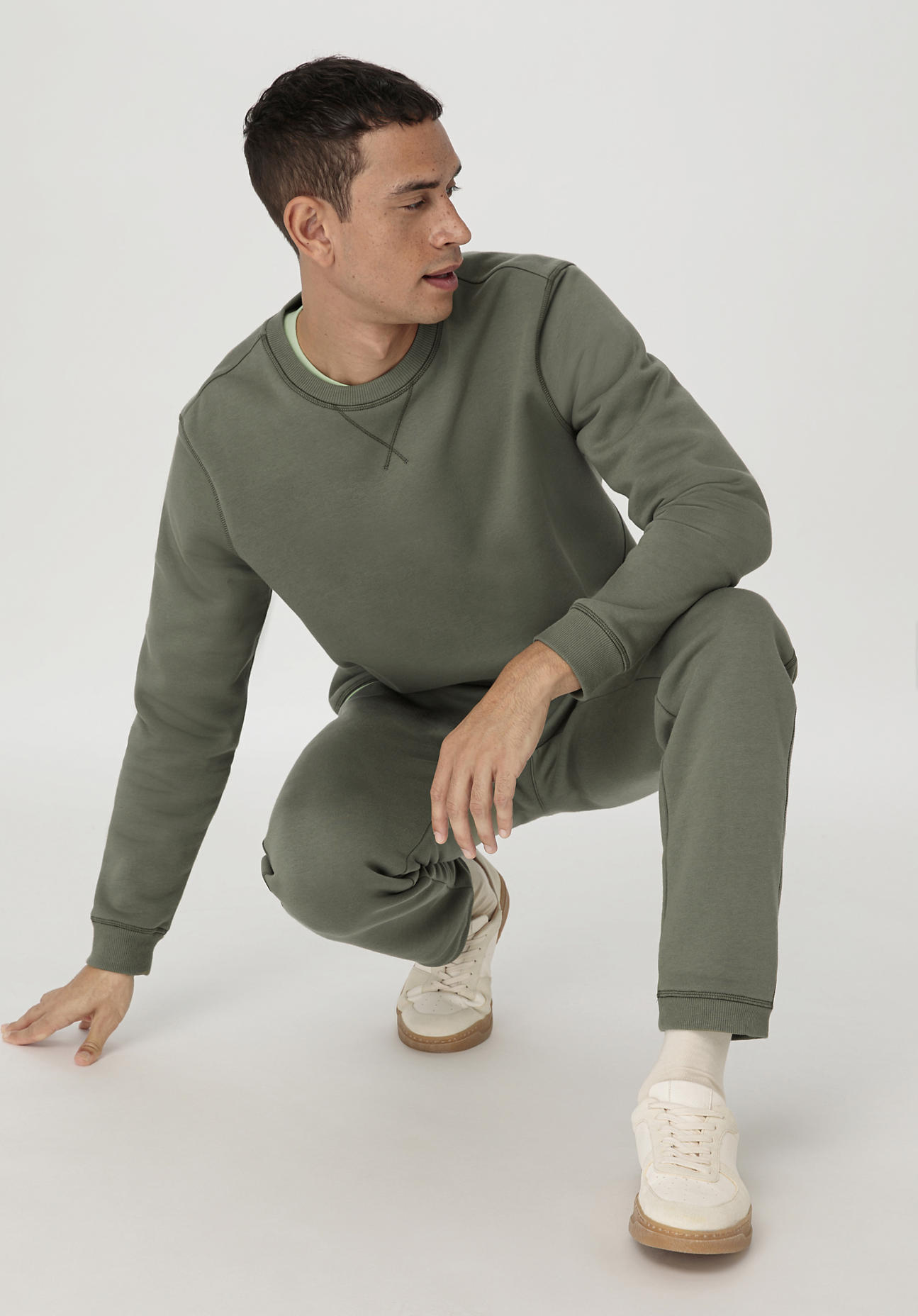 hessnatur Herren Sweater Relaxed aus Bio-Baumwolle - grün Größe 46