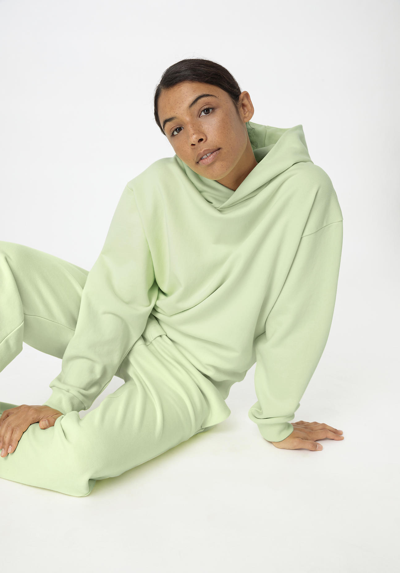 hessnatur Damen Sweatshirt Hoodie Relaxed aus Bio-Baumwolle - grün - Größe 46