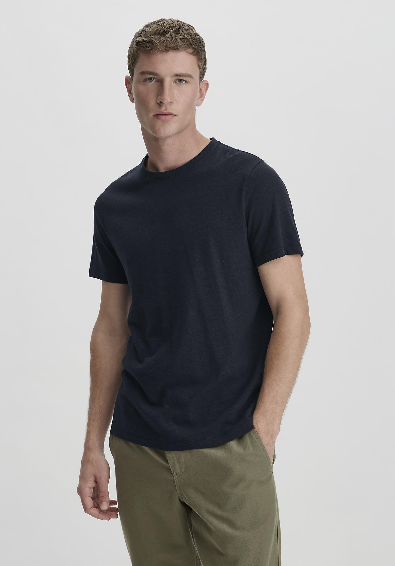 hessnatur Herren T-Shirt Regular aus Bio-Baumwolle und Leinen - blau Größe 46