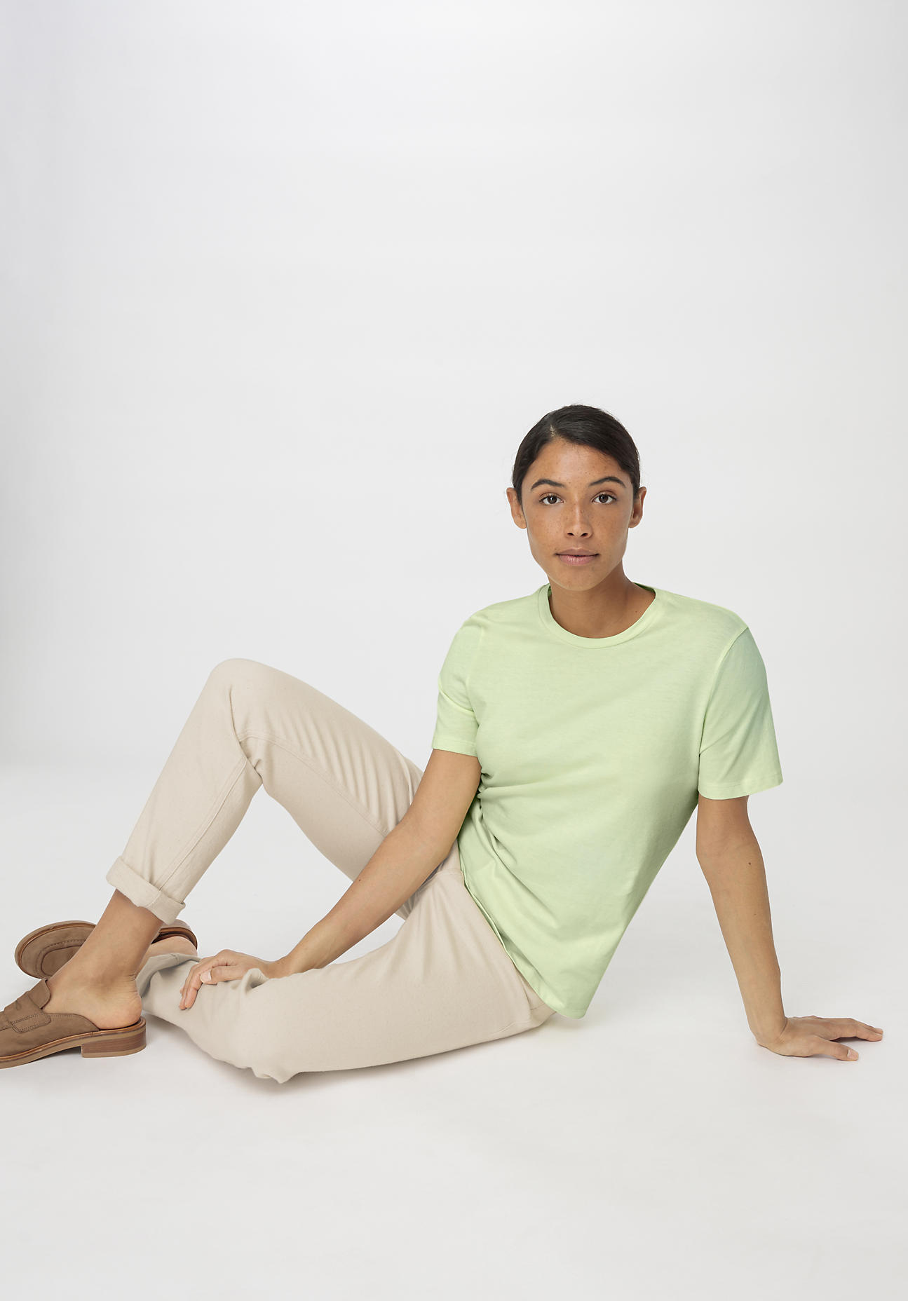 hessnatur Damen T-Shirt Regular aus Bio-Baumwolle - grün - Größe 42