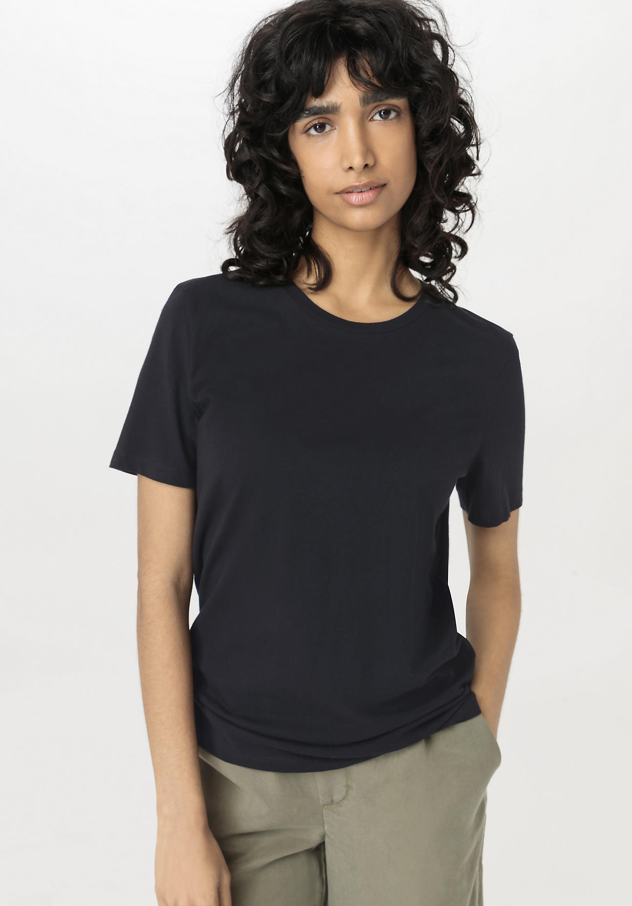 hessnatur Damen T-Shirt Regular aus Bio-Baumwolle - schwarz - Größe 42